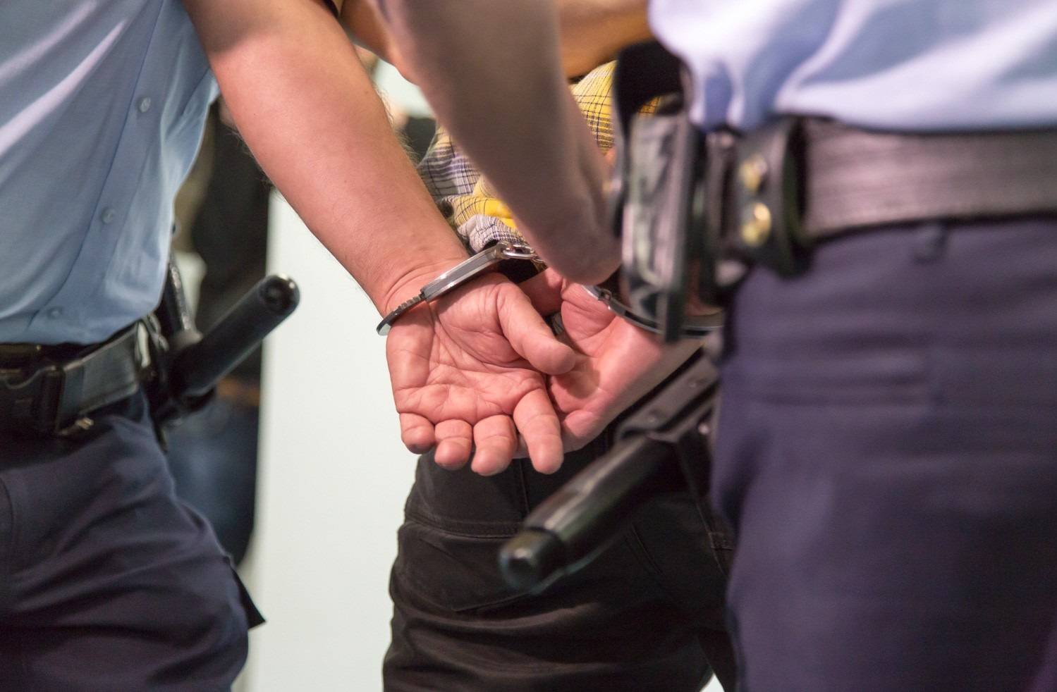 Festgenommener in Handschellen.&#x21e5; (Symbolbild Polizei)
