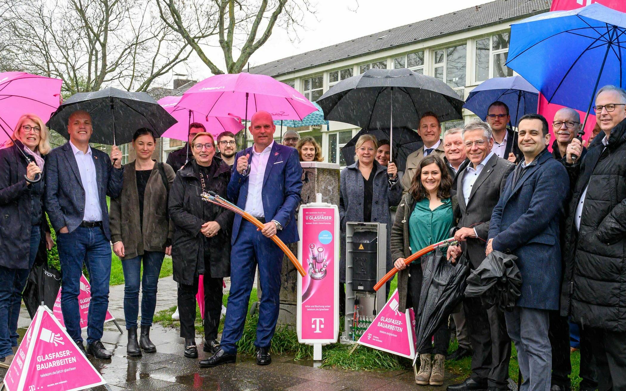  Zum Abschluss des mit Mitteln von Bund und Land geförderten Glasfaser-Ausbaus im Rhein-Kreis trafen sich Vertreter aus Politik und Verwaltung mit Unternehmensvertretern der Telekom in Grevenbroich. 