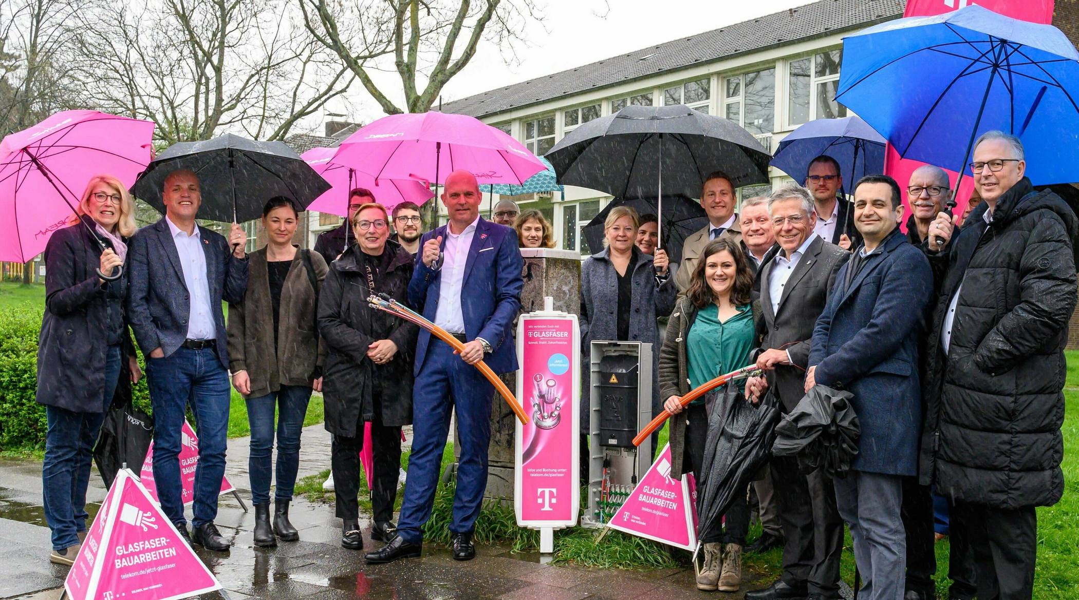  Zum Abschluss des mit Mitteln von Bund und Land geförderten Glasfaser-Ausbaus im Rhein-Kreis trafen sich Vertreter aus Politik und Verwaltung mit Unternehmensvertretern der Telekom in Grevenbroich. 