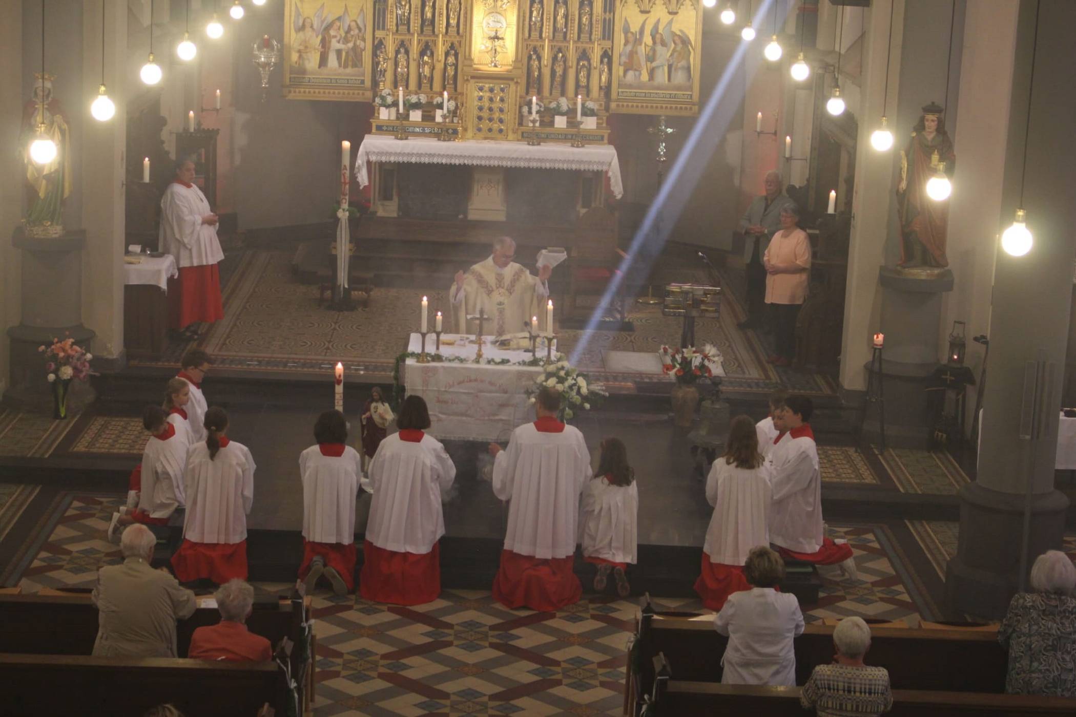 Die Messdiener der Kirchengemeinde St. Pantaleon Hochneukirch laden interessierte Kinder, die ihre Erstkommunion empfangen haben, zu einem Schnuppertag ein.  