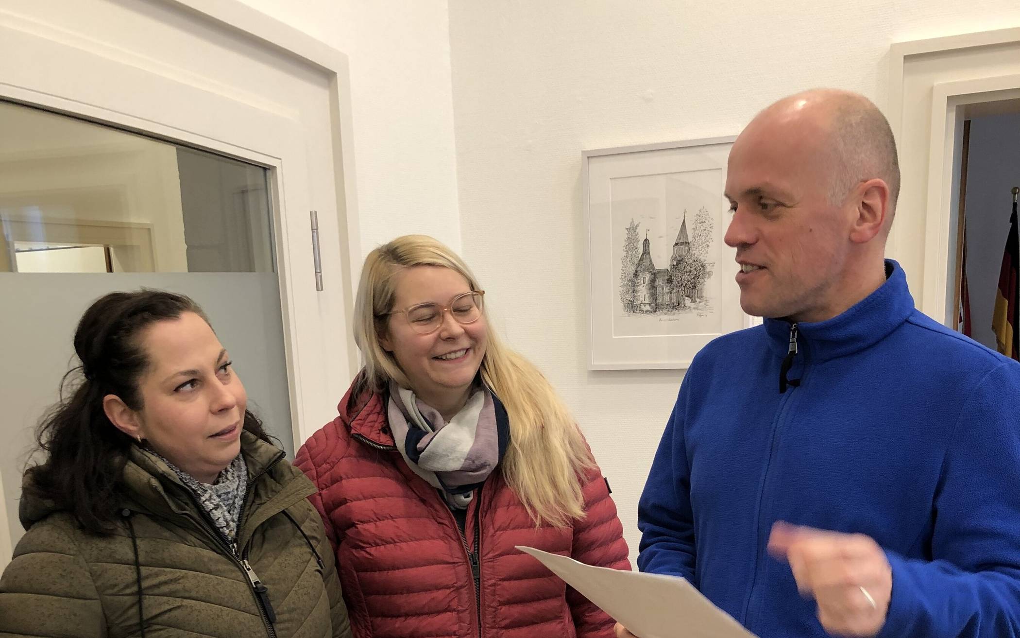  Dieses Foto entstand, als das erste Bürgerbegehren im Rathaus übergeben wurde. Bianca Frohnert und Uta Bauer-Kernchen stehen Bürgermeister Klaus Krützen gegenüber. Dritter Vorsitzender des Vereins „Grevenbroicher gegen Ghettos“ ist übrigens Thomas Rinkert aus Frimmersdorf, Bruder des führenden SPD-Politikers Daniel Rinkert.  Foto: -gpm. 