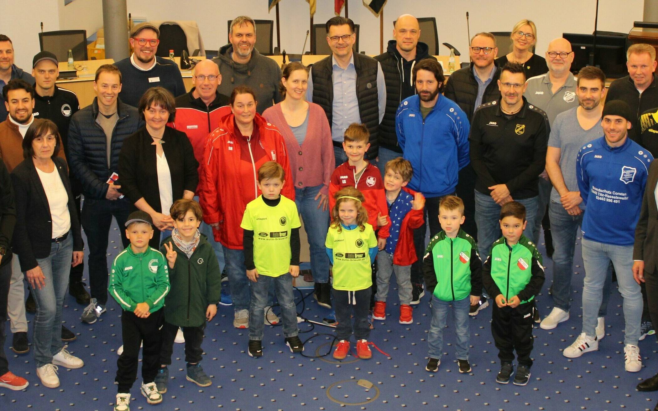 Das obligatorische Gruppenbild am Ende der zweiten Auslosungsrunde: Jetzt stehen die Gruppen und Paarungen für die „Erft-Kurier-Bambini-EM“ am 8. Juni fest. In den kommenden Wochen werden die 24 teilnehmenden Mannschaften im Erft-Kurier präsentiert.