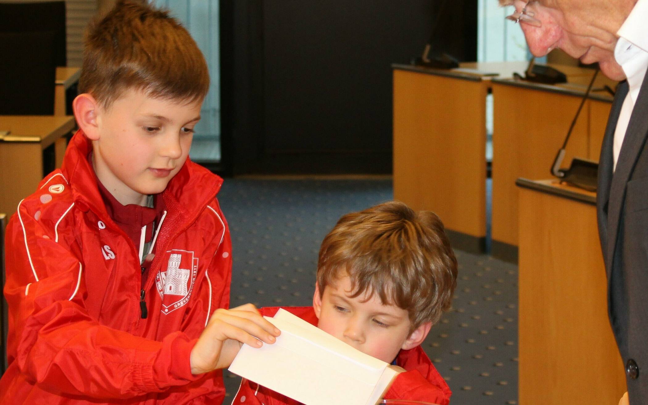  Stets ein spannender Moment und eine für ein wenig Nervosität sorgende Aufgabe: Bambini-Kicker übernahmen unter Anleitung des Landrats die Auslosung. 