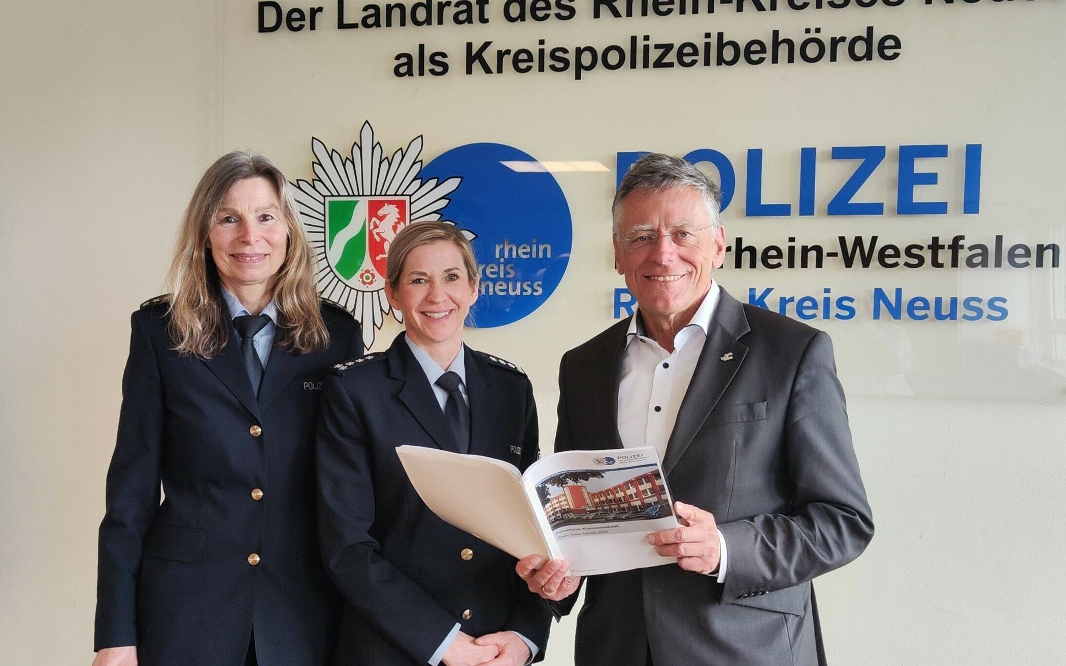  Von links: Leitende Polizeidirektorin Heidi Fahrenholz, Claudia Suthor, Leiterin der Pressestelle, und Landrat Hans-Jürgen Petrauschke.  