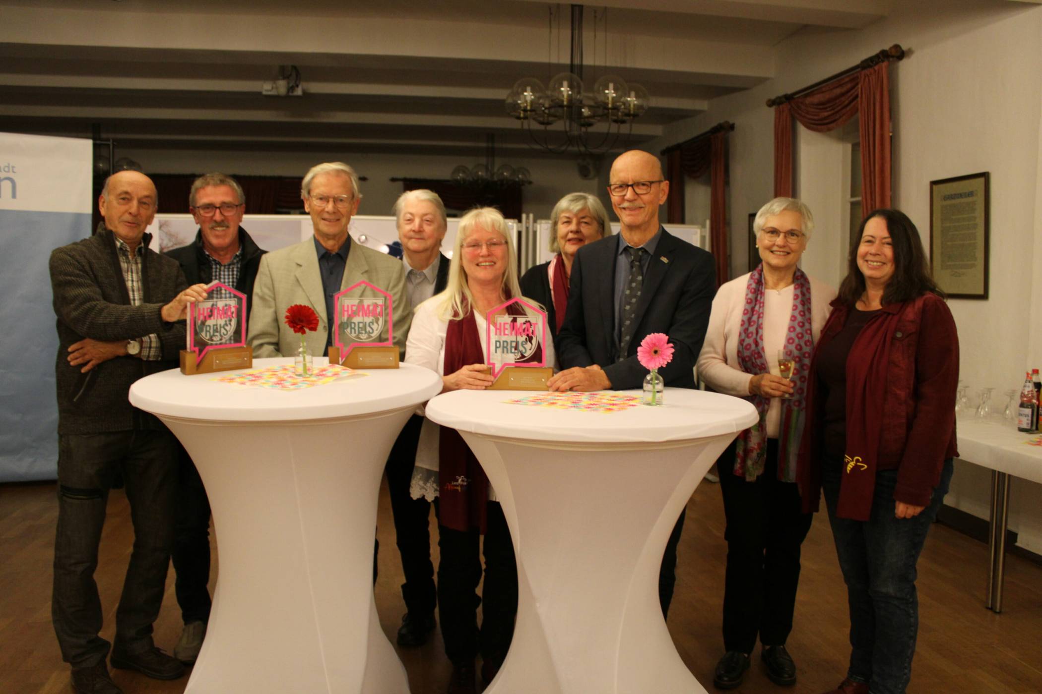  Bürgermeister Harald Zillikens mit den Gewinnern des Heimat-Preises 2023.  