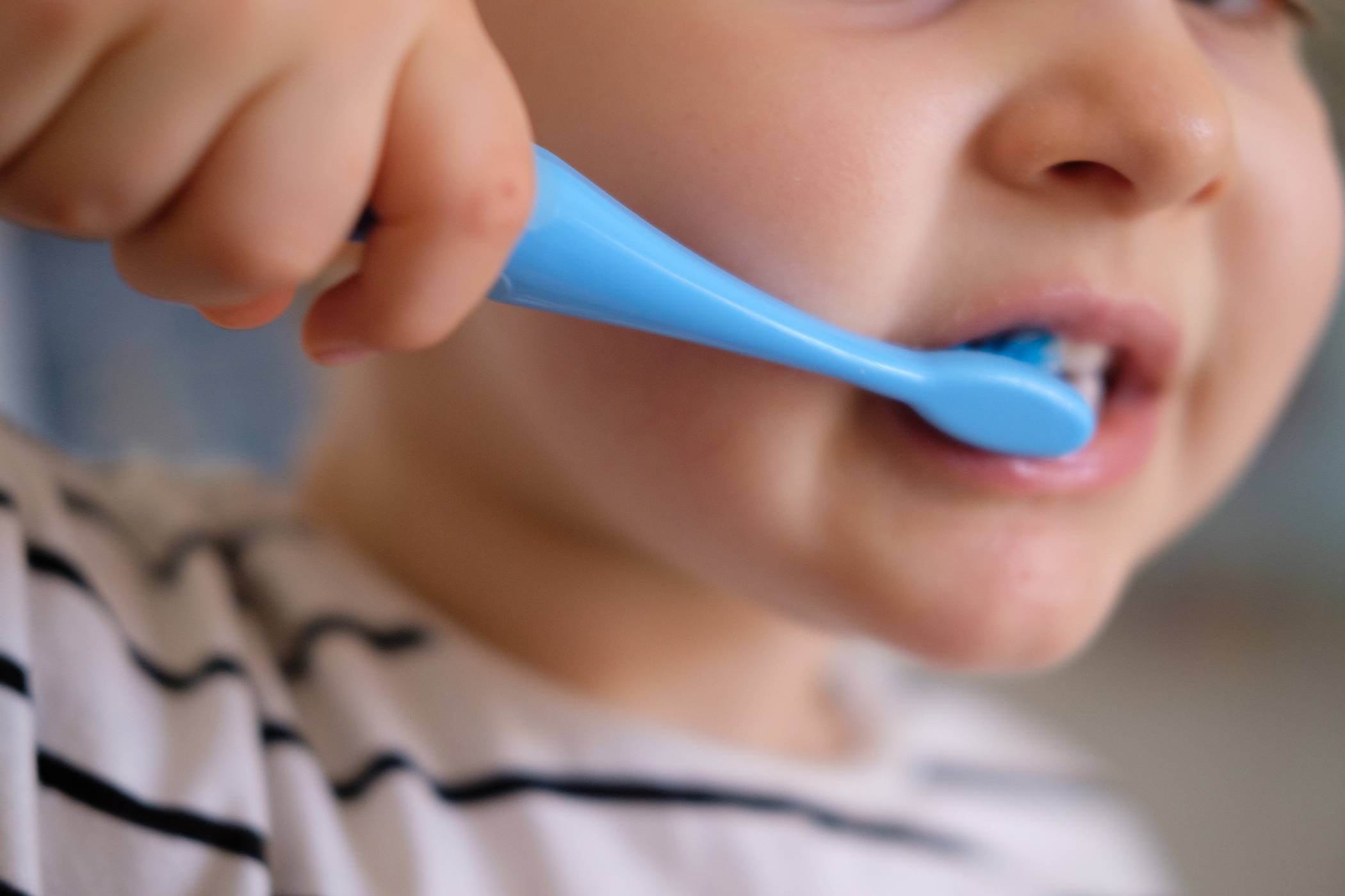 Zähneputzen und mehr: Der Zahnärztliche Dienst des Gesundheitsamts im Rhein-Kreis bietet das Präventionsprogramm „KiTa mit Biss“ gegen frühkindliche Karies an.