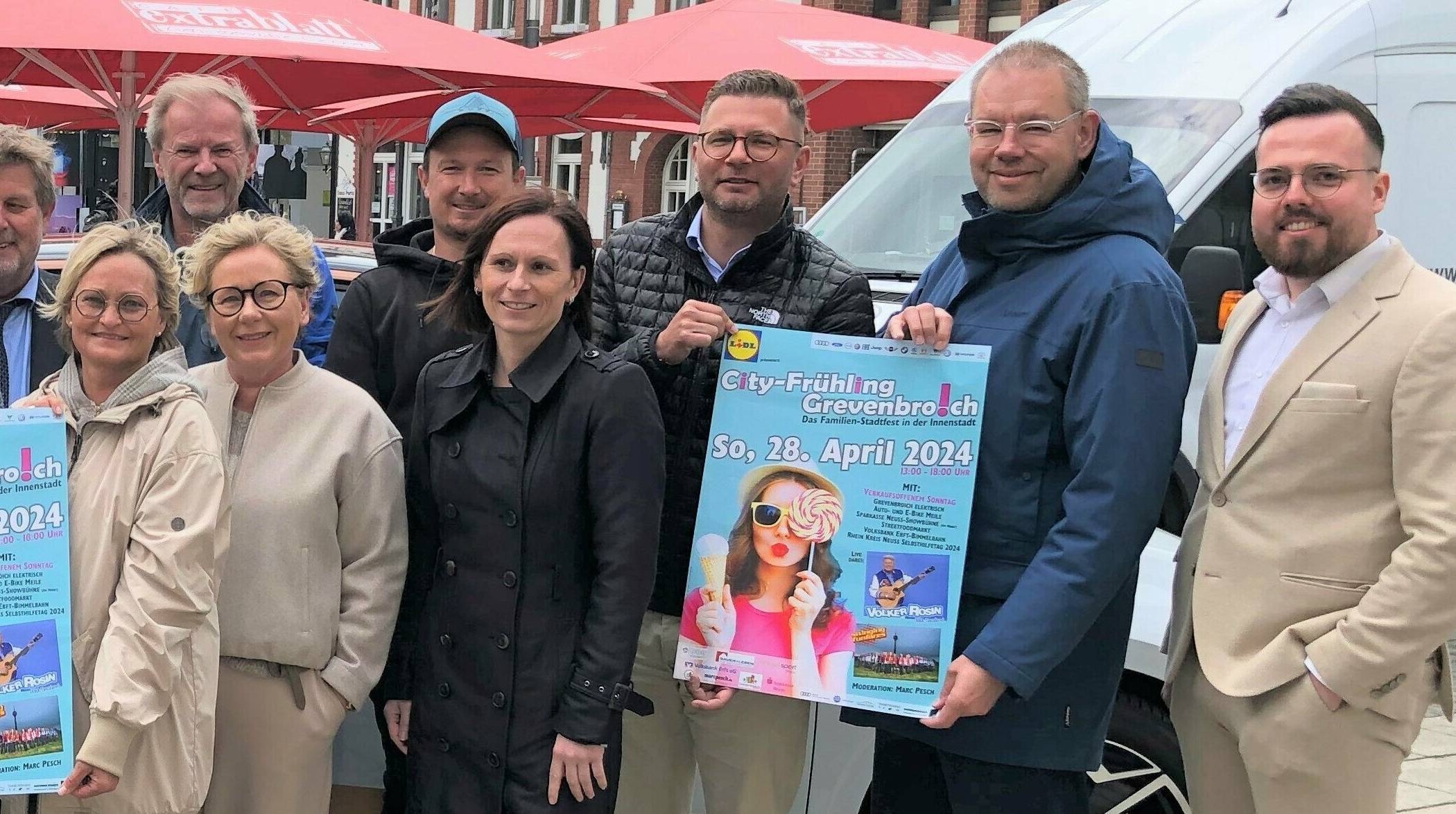 Viele Hände greifen ineinander für den „Grevenbroicher City-Frühling“. Das wurde im Rahmen der Pressekonferenz im Vorfeld der Veranstaltung deutlich. Vierte von rechts ist Nadine Steegmann vom Haupt-Sponsor „Lidl“, Zweiter von rechts Marc Pesch. 