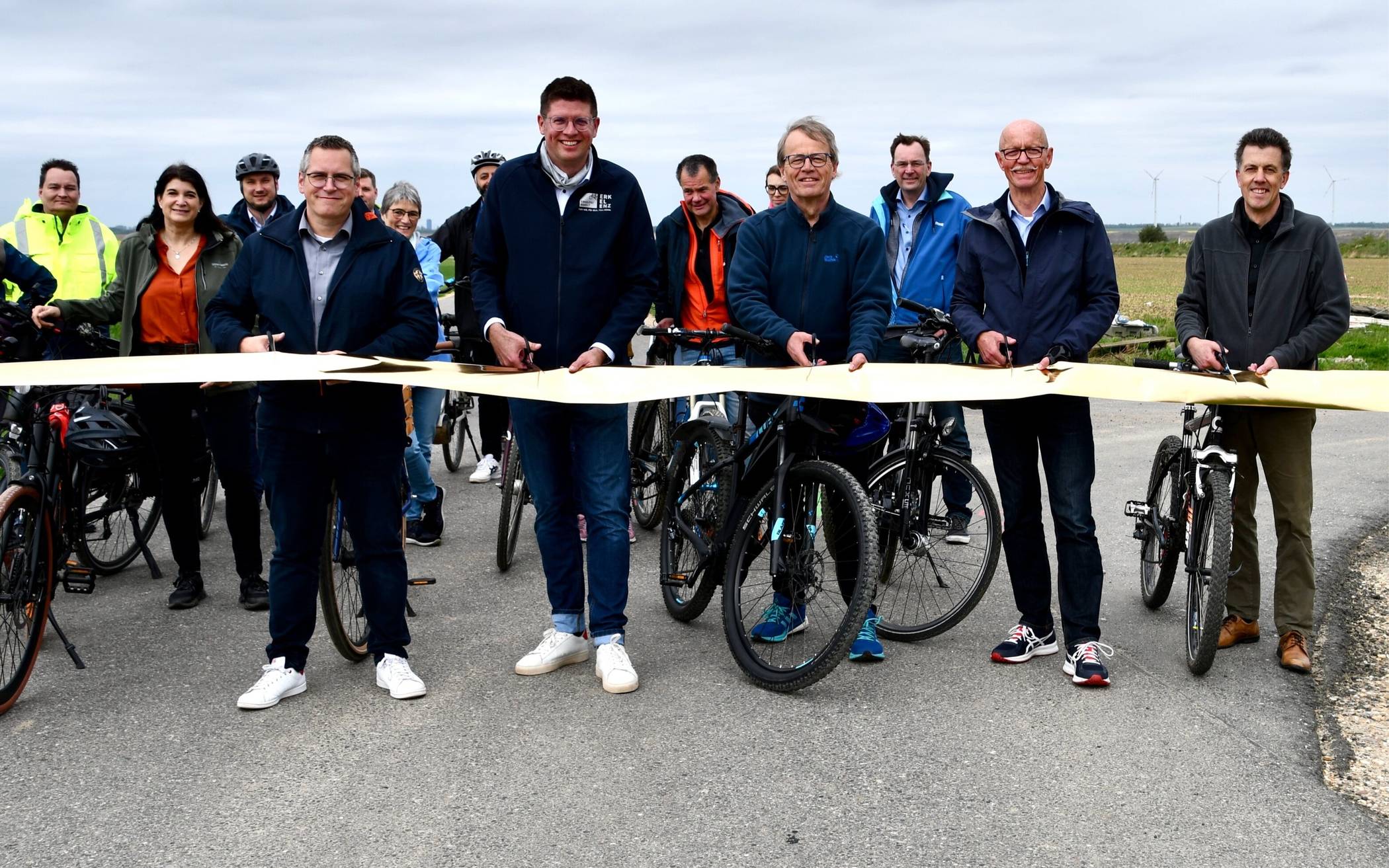  Neue Radverbindung zwischen Jüchen und Bedburg über rekultivierte Flächen: Zur Einweihung starteten Radfahrer in beiden Städten und trafen sich zur offiziellen Eröffnung. Vorn von links: Sascha Solbach, Bürgermeister von Bedburg, Stephan Muckel, Bürgermeister von Erkelenz, Michael Eyll-Vetter als Leiter der Tagebauentwicklung RWE, der Jüchener Bürgermeister Harald Zillikens sowie der Geschäftsführer des Zweckverbands LANDFOLGE Garzweiler Volker Mielchen.    