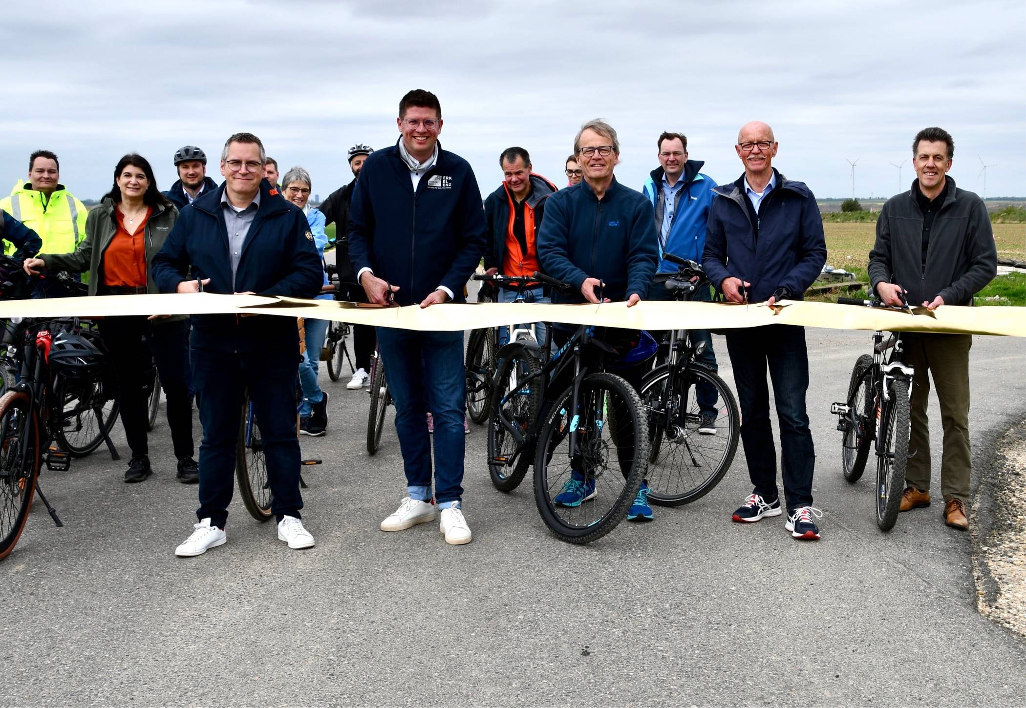  Neue Radverbindung zwischen Jüchen und Bedburg über rekultivierte Flächen: Zur Einweihung starteten Radfahrer in beiden Städten und trafen sich zur offiziellen Eröffnung. Vorn von links: Sascha Solbach, Bürgermeister von Bedburg, Stephan Muckel, Bürgermeister von Erkelenz, Michael Eyll-Vetter als Leiter der Tagebauentwicklung RWE, der Jüchener Bürgermeister Harald Zillikens sowie der Geschäftsführer des Zweckverbands LANDFOLGE Garzweiler Volker Mielchen.    