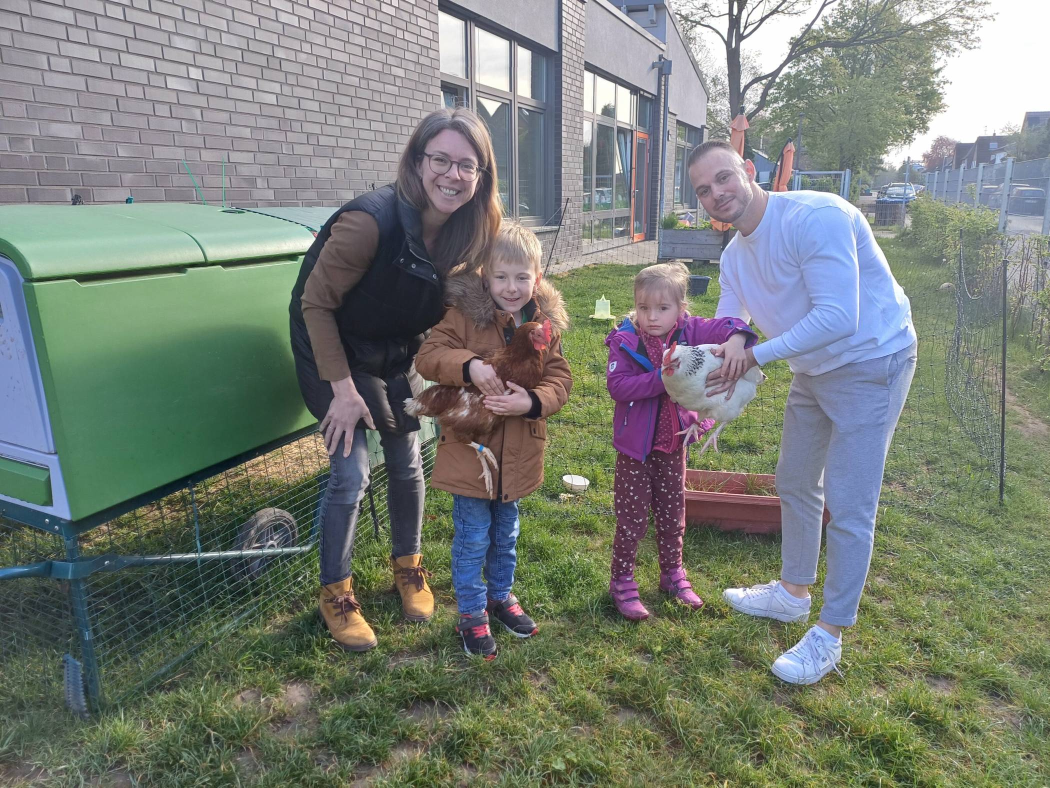 Am Montag hieß es für die Kids erst einmal Abschied nehmen von den Hühnern. Carolin Unterdorfer von „Learn4Life“ und Kita-Leiter Christian Kerl freuen sich, dass auch das zweite Hühner-Projekt so gut ankam.  