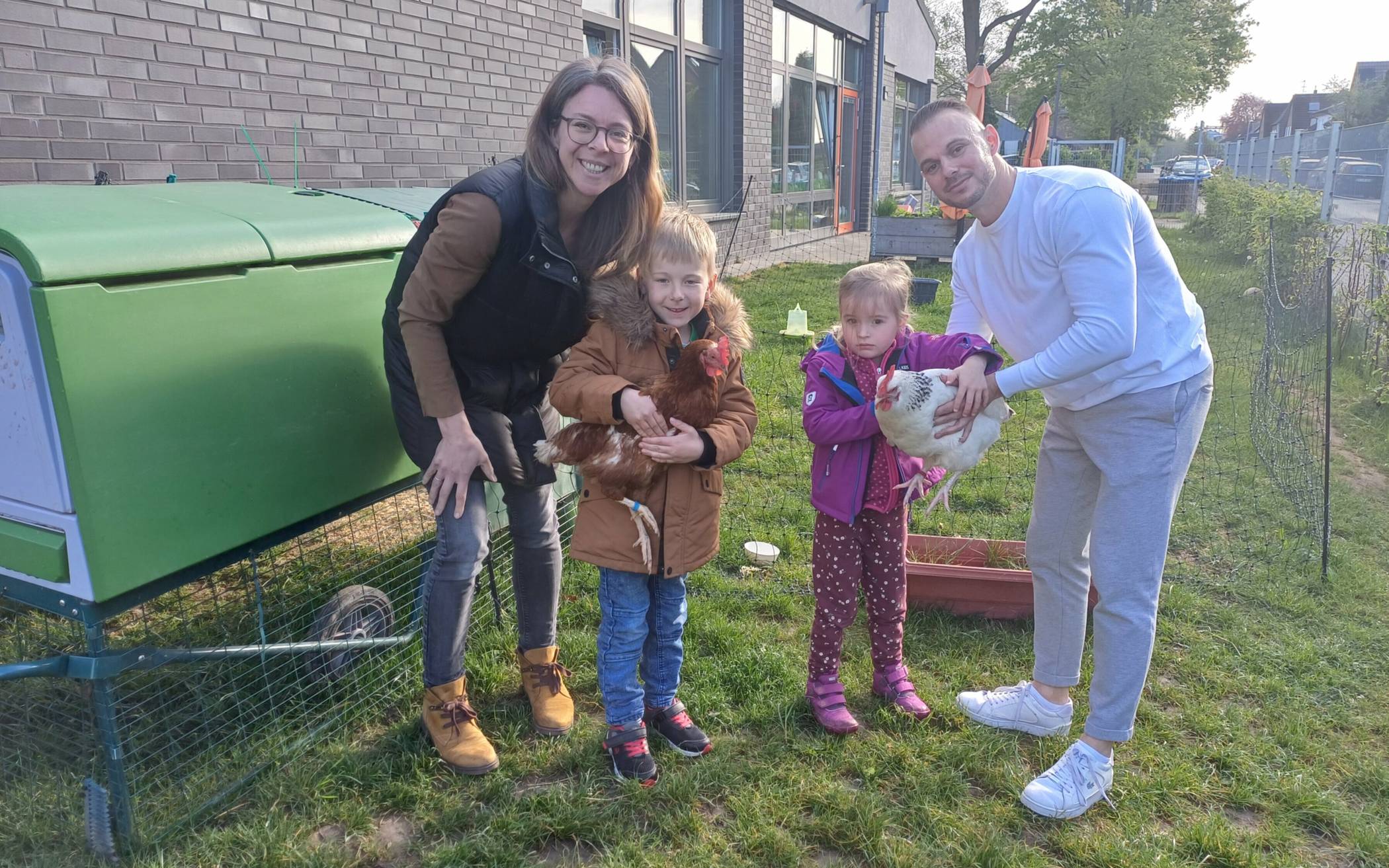 Am Montag hieß es für die Kids erst einmal Abschied nehmen von den Hühnern. Carolin Unterdorfer von „Learn4Life“ und Kita-Leiter Christian Kerl freuen sich, dass auch das zweite Hühner-Projekt so gut ankam.  