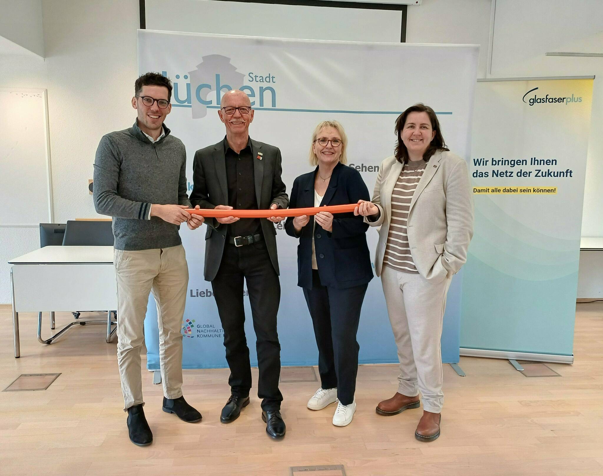  Von links: Martin Kolb (GlasfaserPlus), Bürgermeister Harald Zillikens, Kirsten Helmbold (Telekom) und Wirtschaftsförderin Carolin Voigt. 