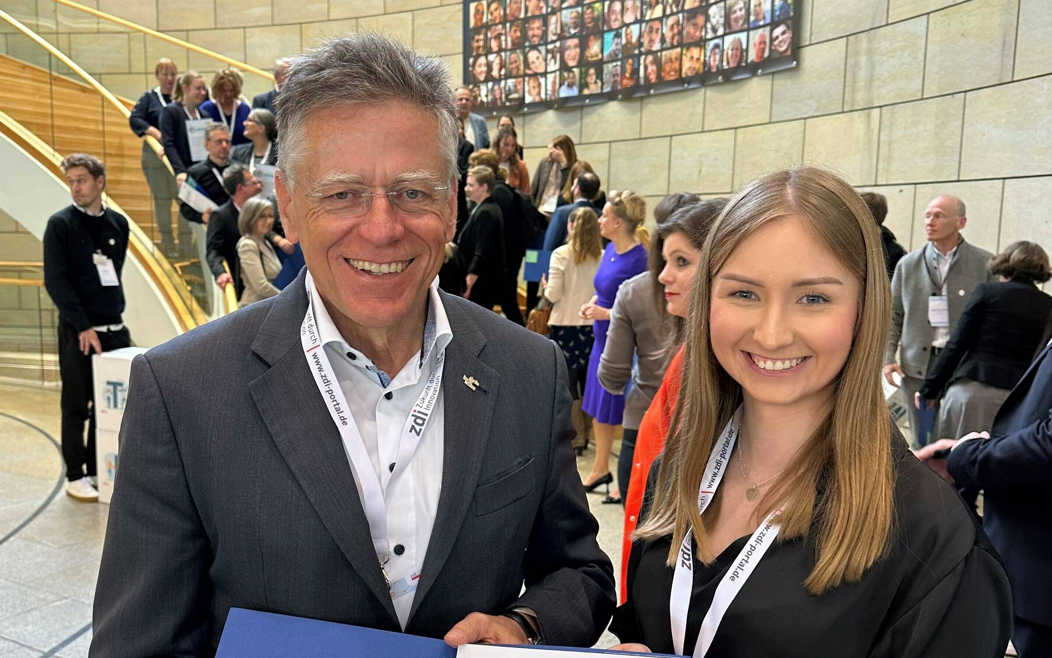  Hocherfreut: Landrat Hans-Jürgen Petrauschke und zdi-Koordinatorin Jessica Schillings bei der Qualitätssiegelübergabe im Landtag von Nordrhein-Westfalen. 