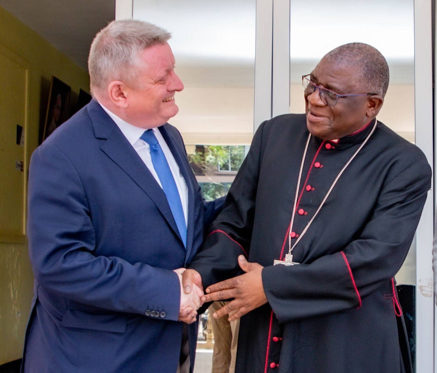 Paul Ssemogerere, Erzbischof von Kampala, und Hermann Gröhe bei ihrem Treffen.