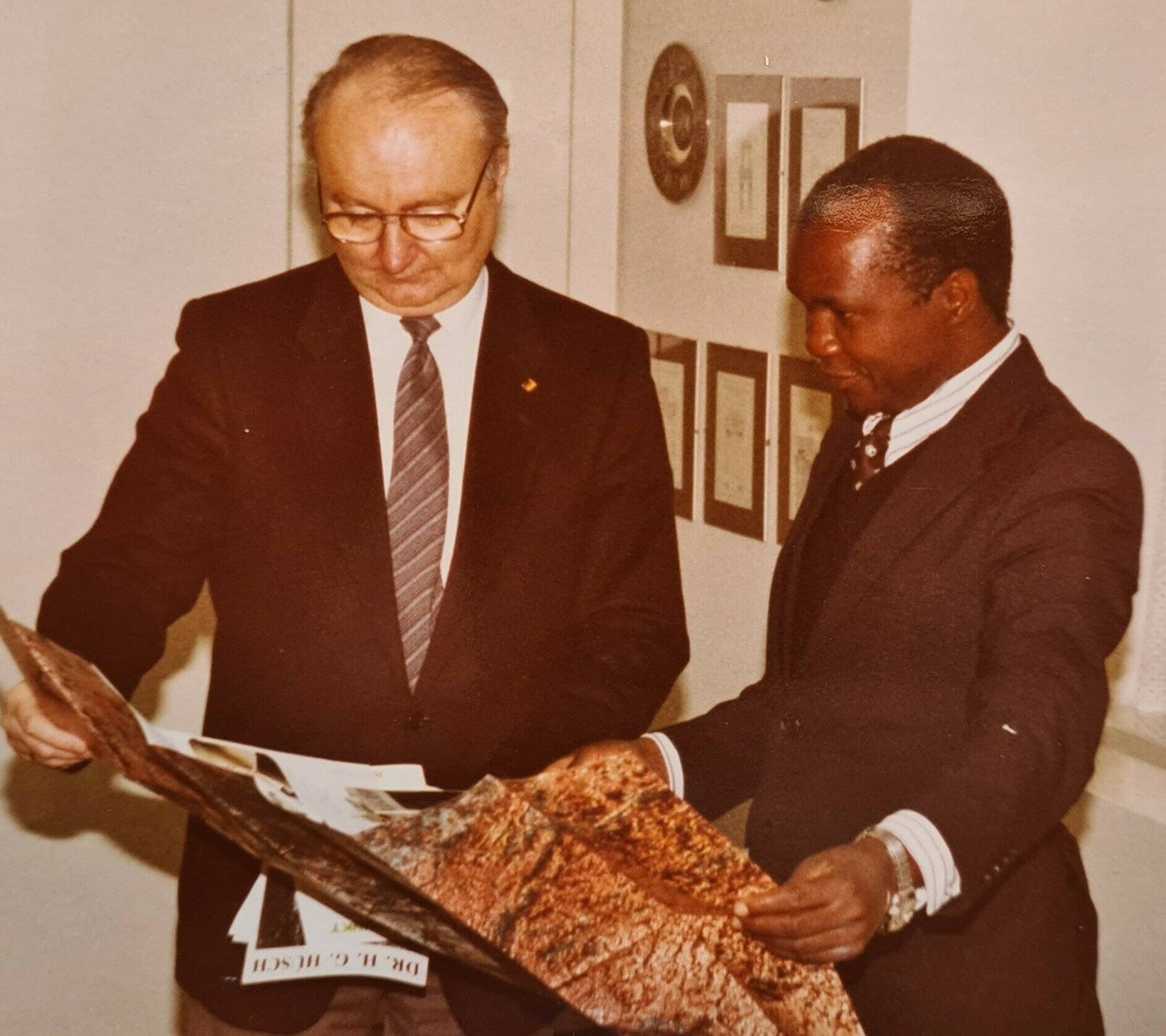Dr. Heinz Günther Hüsch, ehemaliger Bundestags-Abgeordneter aus Neuss, und Paul Ssemogerere, Vorsitzender der Democratic Party (Uganda) und Onkel des gleichnamigen Erzbischofs, in Neuss.