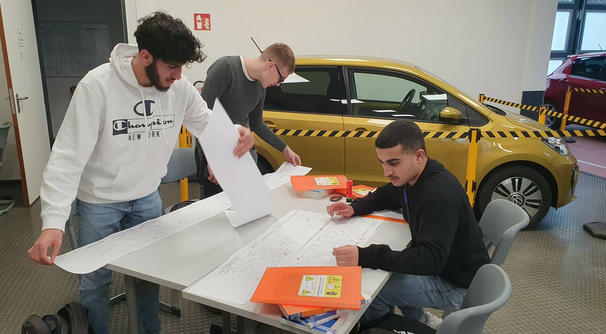 Neue Einblicke: Die „Projektwochen Elektromobilität“ der Berufsfachschule für Fahrzeugtechnik am BBZ sind erfolgreich abgeschlossen worden.