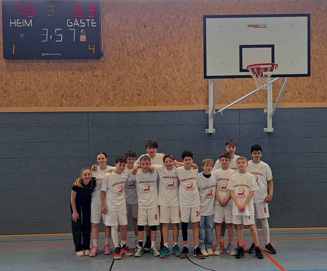  Die U14-1 mix freut sich über ihren Meistertitel. 