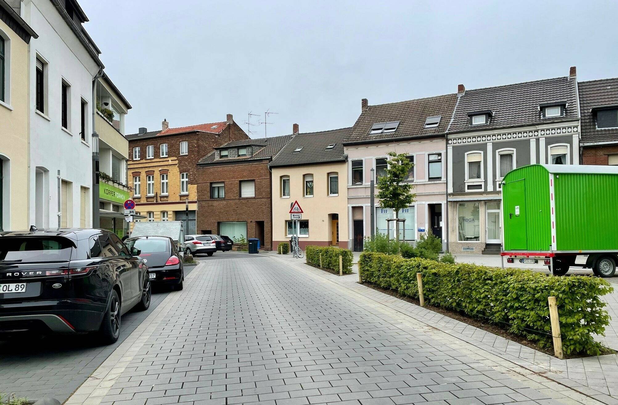 Die neue Hecke am „Platz der Deutschen Einheit“.