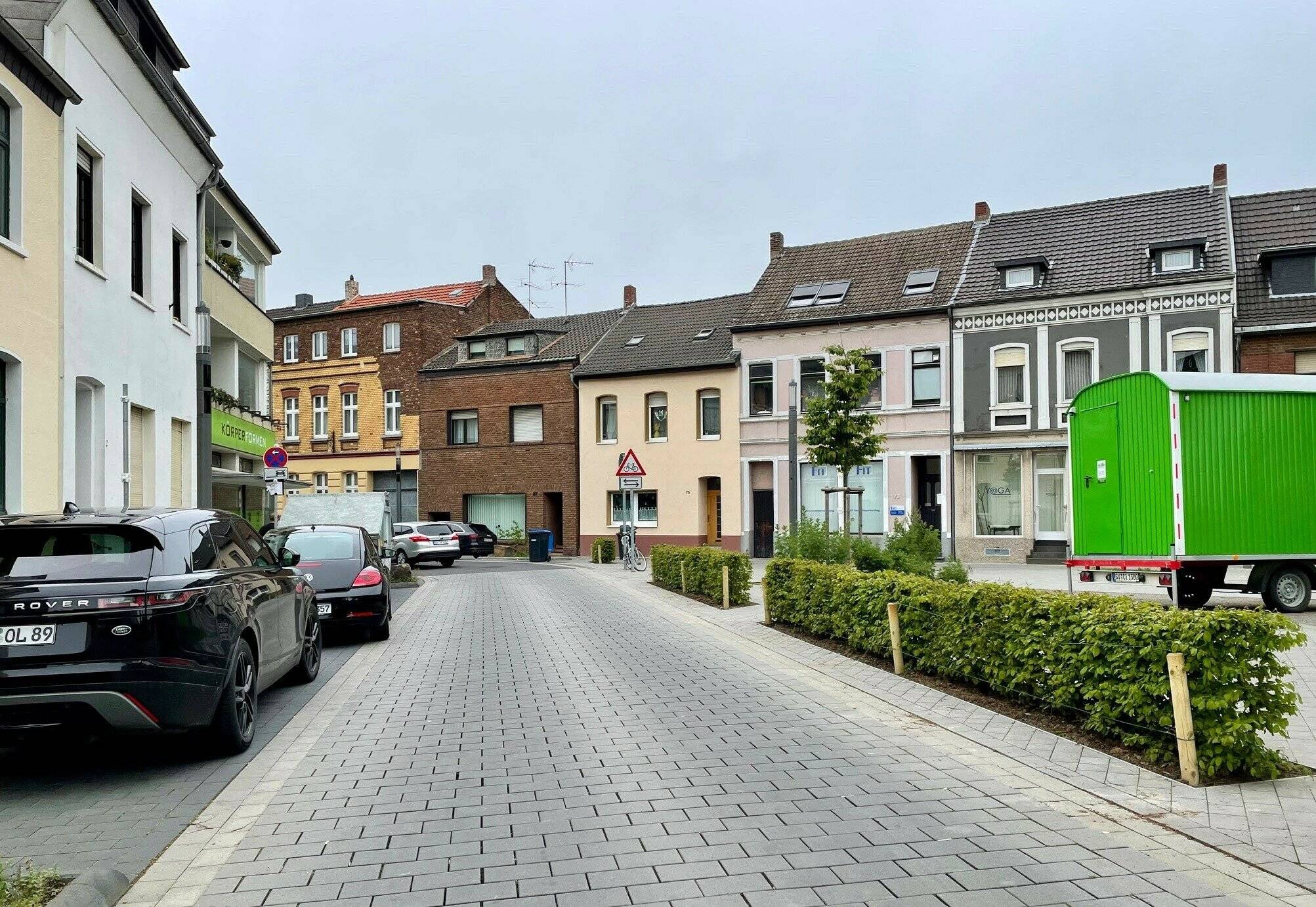 Die neue Hecke am „Platz der Deutschen Einheit“.