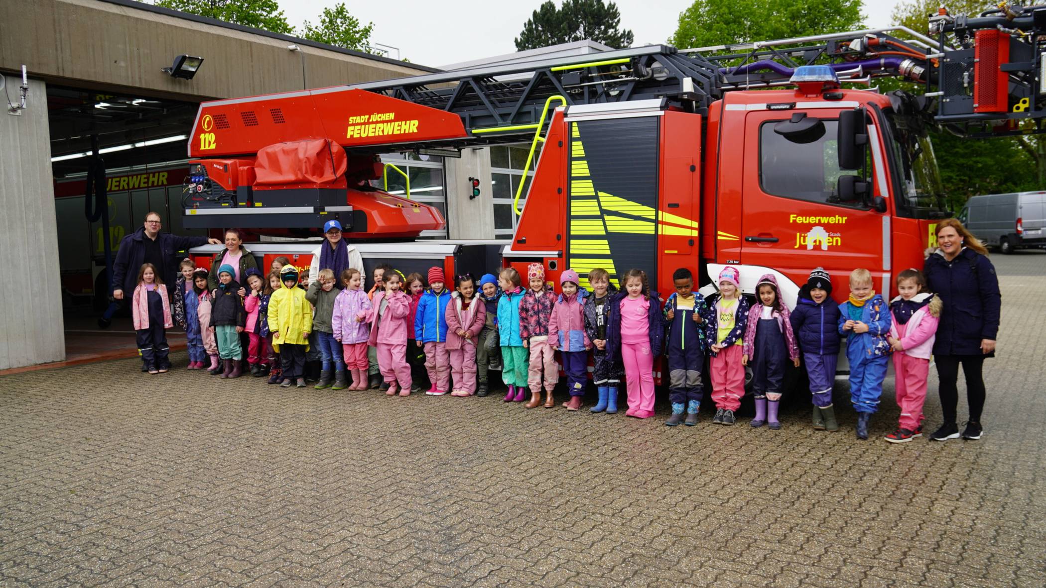  Die Vorschulkinder durften Feuerwehr-Luft schnuppern.  
