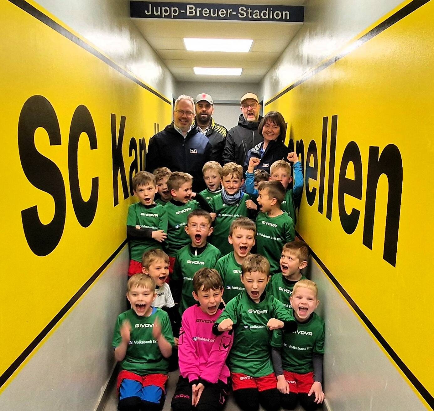  Ein imposantes Team-Foto, das die Power des SC Kapellen (und der „Volksbank-Erft“ unter Beweis stellt.   