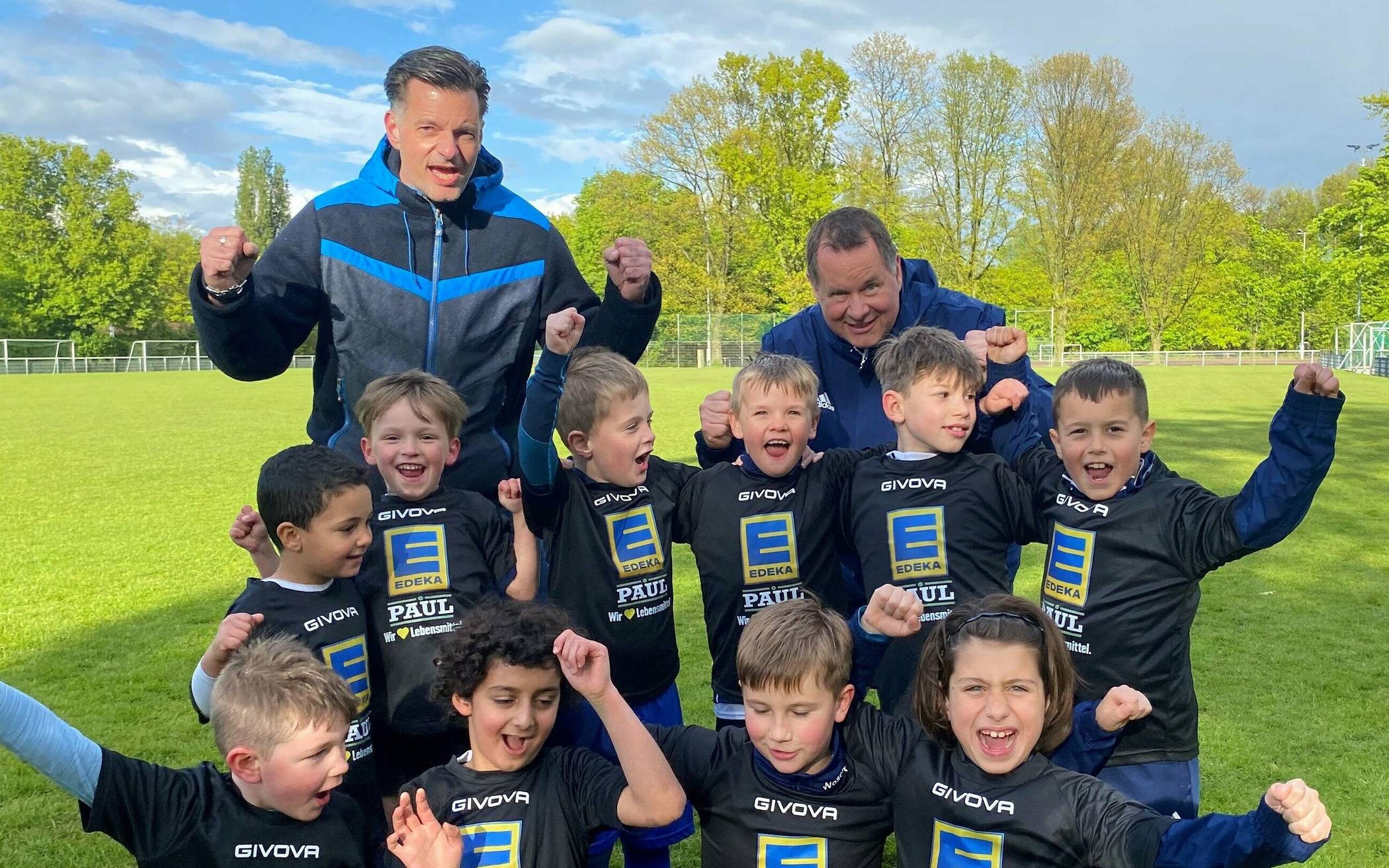 „Was sind wir? Ein Team!“ So lautet der Schlachtruf der zweiten Mannschaft der SVG Weissenberg. Sponsor Carsten Paul jubelte ganz schnell mit.  