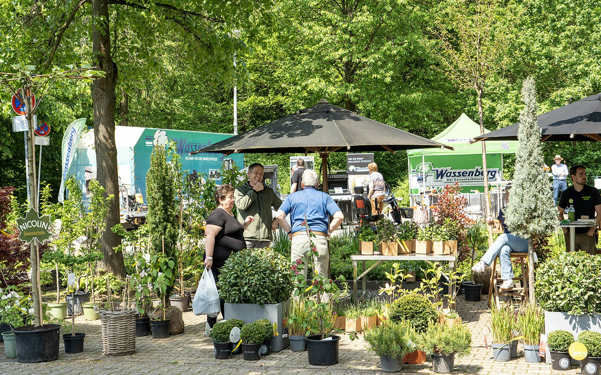 Bei den „Gartentagen“ präsentieren eine Vielzahl von Ausstellern ihr Angebot. Darunter Baumschulen, Züchter von besonderen Pflanzen und Landschaftsgärtner, aber auch Künstler und gemeinnützige Organisationen.