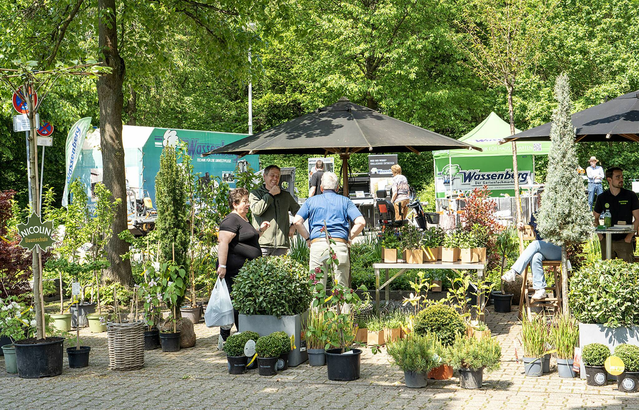 Bei den „Gartentagen“ präsentieren eine Vielzahl von Ausstellern ihr Angebot. Darunter Baumschulen, Züchter von besonderen Pflanzen und Landschaftsgärtner, aber auch Künstler und gemeinnützige Organisationen.