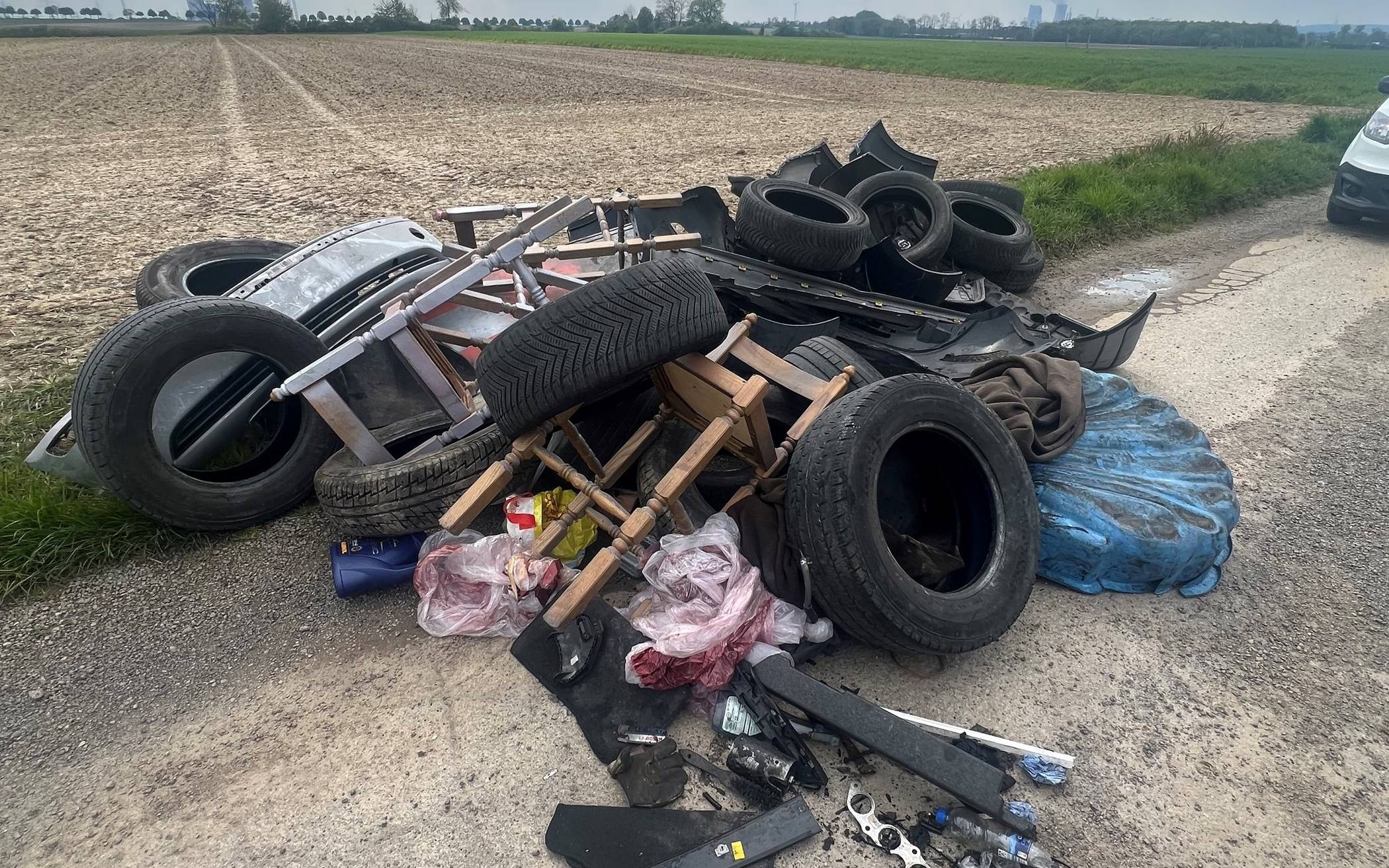  Erneut zahlreiche Reifen an Butzheimer Wirtschaftsweg gefunden. 