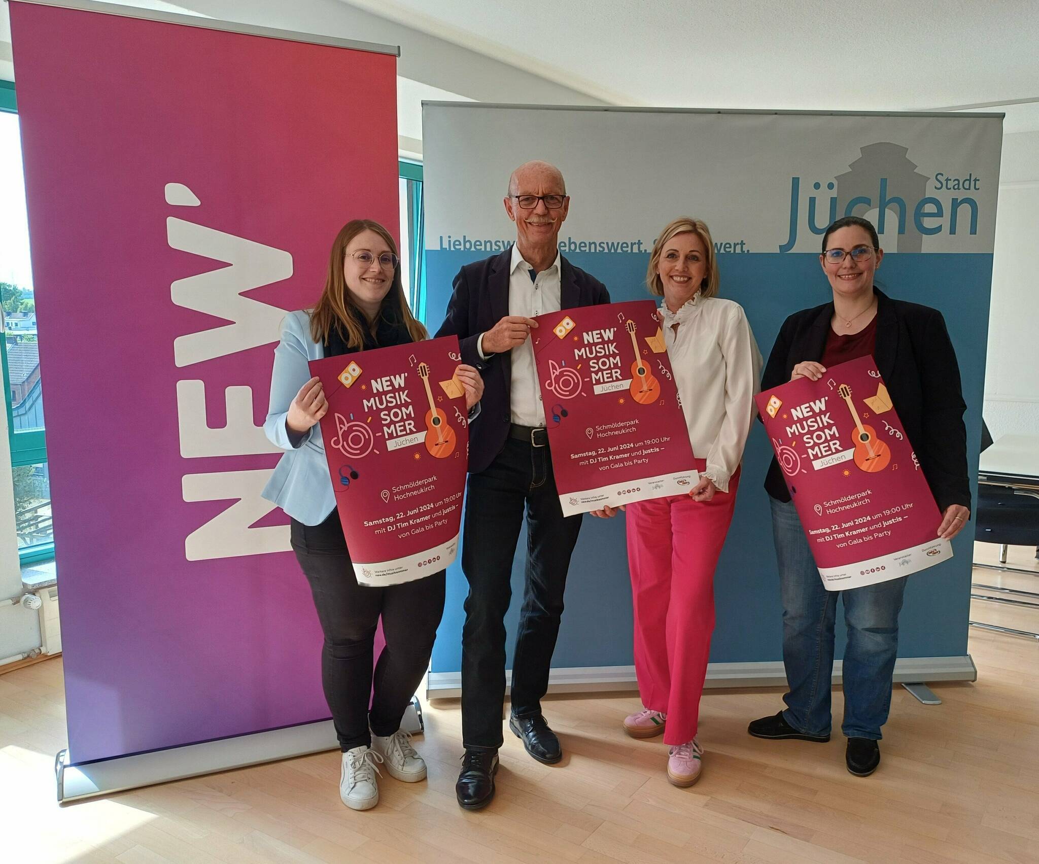   Von links: Anette Hacks (Amt für Schulen, Kultur und Sport), Bürgermeister Harald Zillikens, Sara Gabriel (NEW AG) und Kristina Hellendahl (Amt für Schulen, Kultur und Sport).  