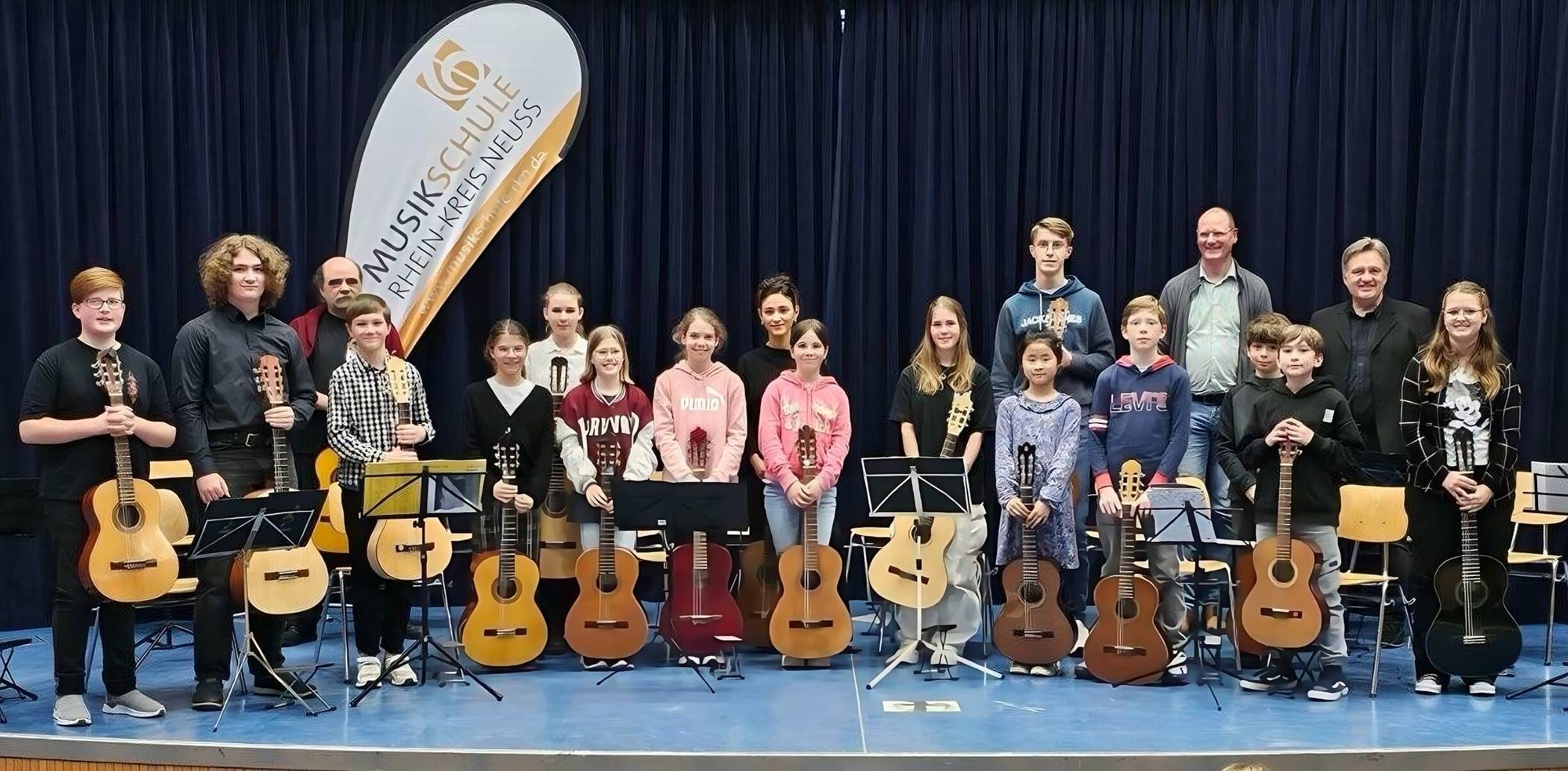 17 junge Musiker der Musikschule Rhein-Kreis Neuss begeisterten beim Konzert „Frisch gezupft“.  
