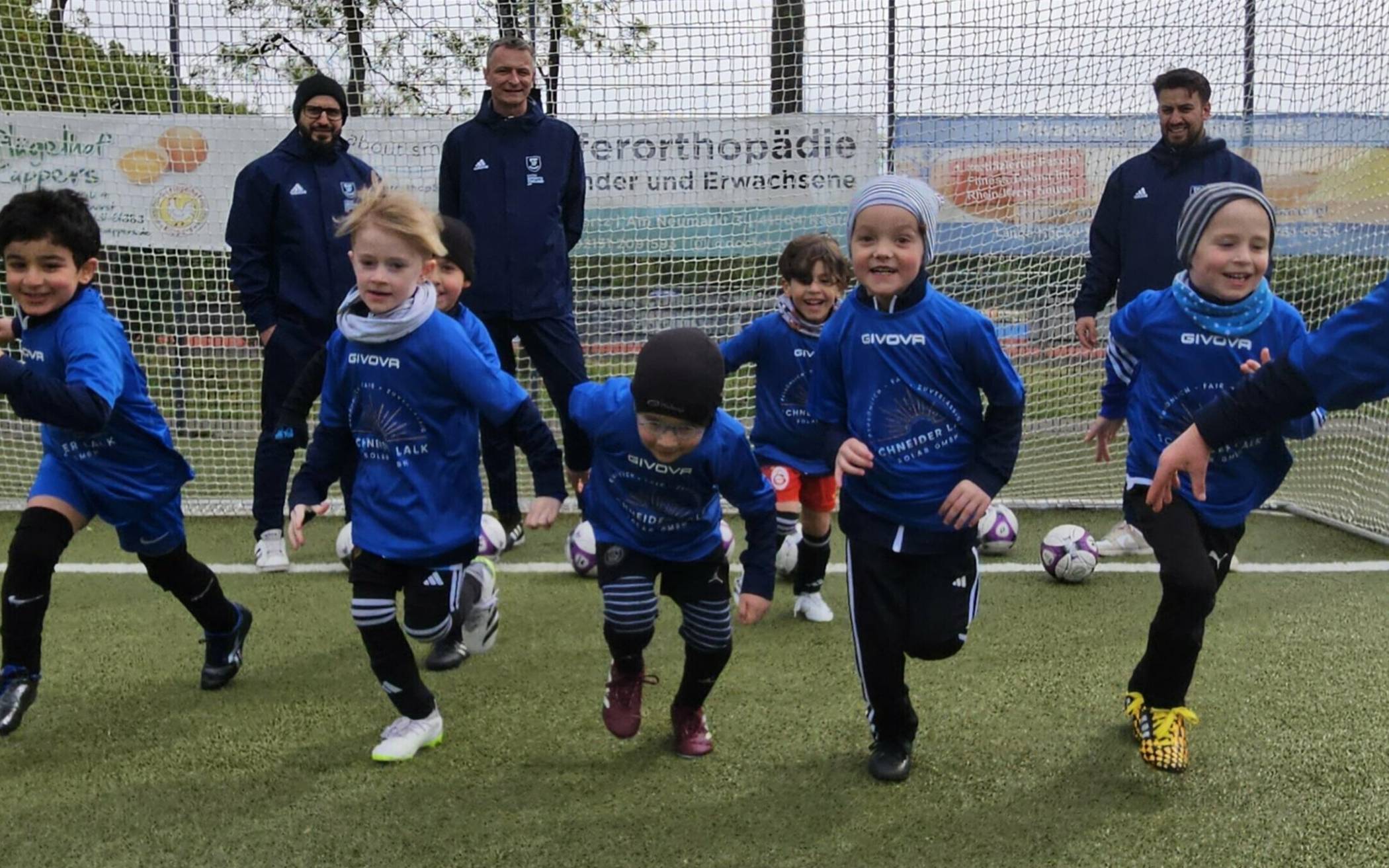 „Wir haben eine multikulturelle Mannschaft mit ausschließlich Kindern des Jahrgangs 2018“, weiß der Trainer der SG Kaarst zu berichten. Zusammen mit den kleinen Kickern freut sich Sponsor Stefan Schneider auf den Aufritt am 8. Juni. Und das als Stellvertreter der erfolgsverwöhnten Kicker aus dem sonnigen Italien.