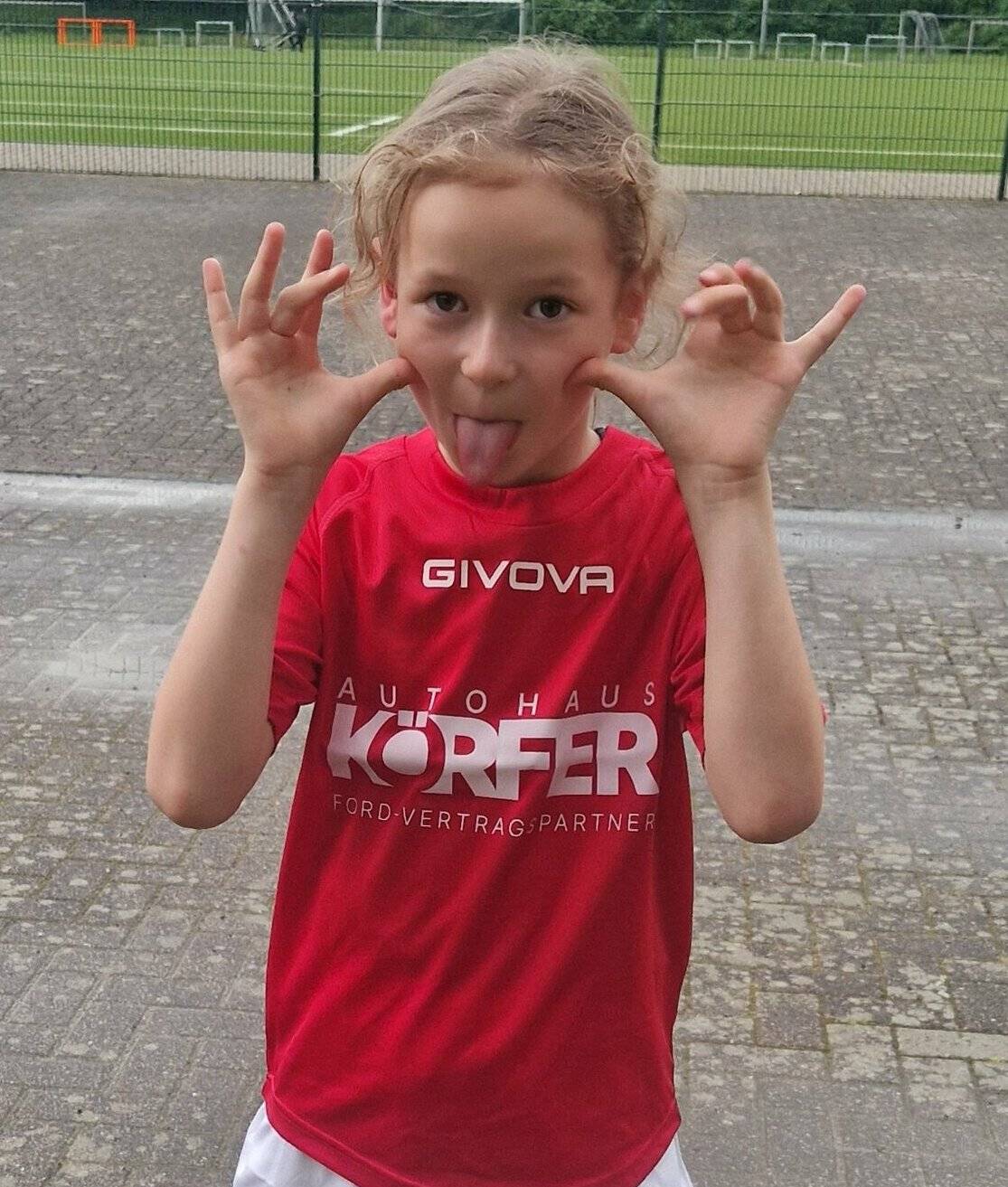 Feena Stüttgen (7) will Profi-Fußballer werden. Sie schwärmt für den 1. FC Köln.