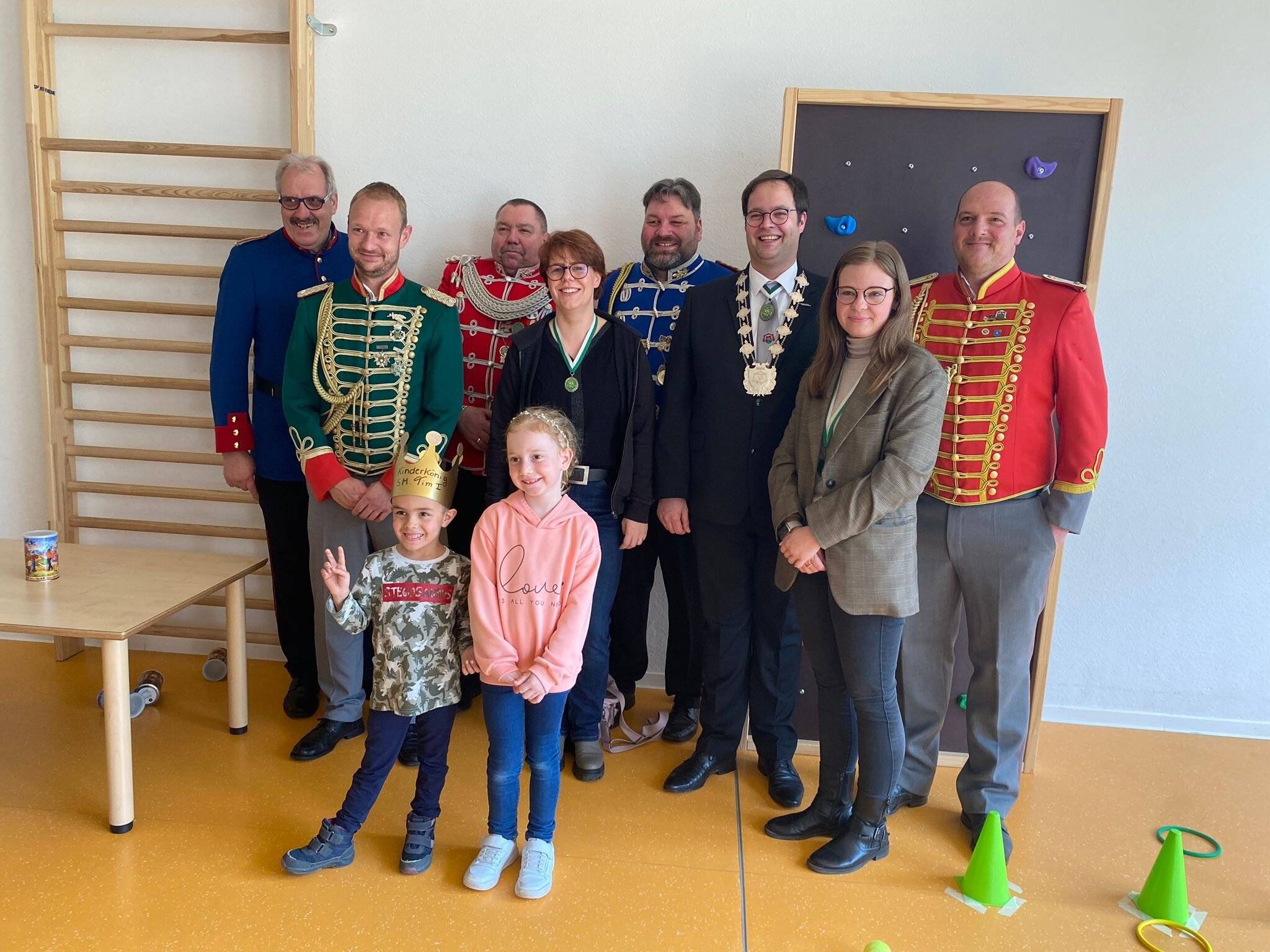  Das Kita-Königspaar Gartenstraße: König Tim I. und Königin Lina I. 