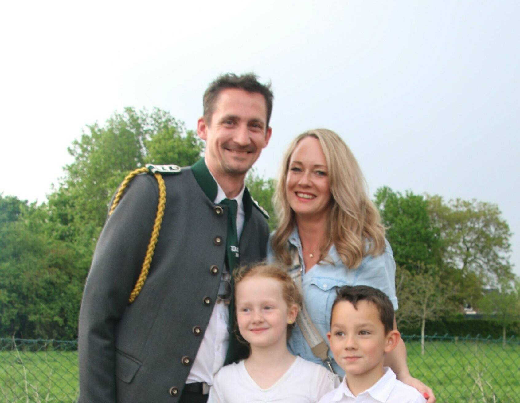 Kronprinz Aiko und Melanie Liedmann mit ihren Kindern Leni und Eric.  