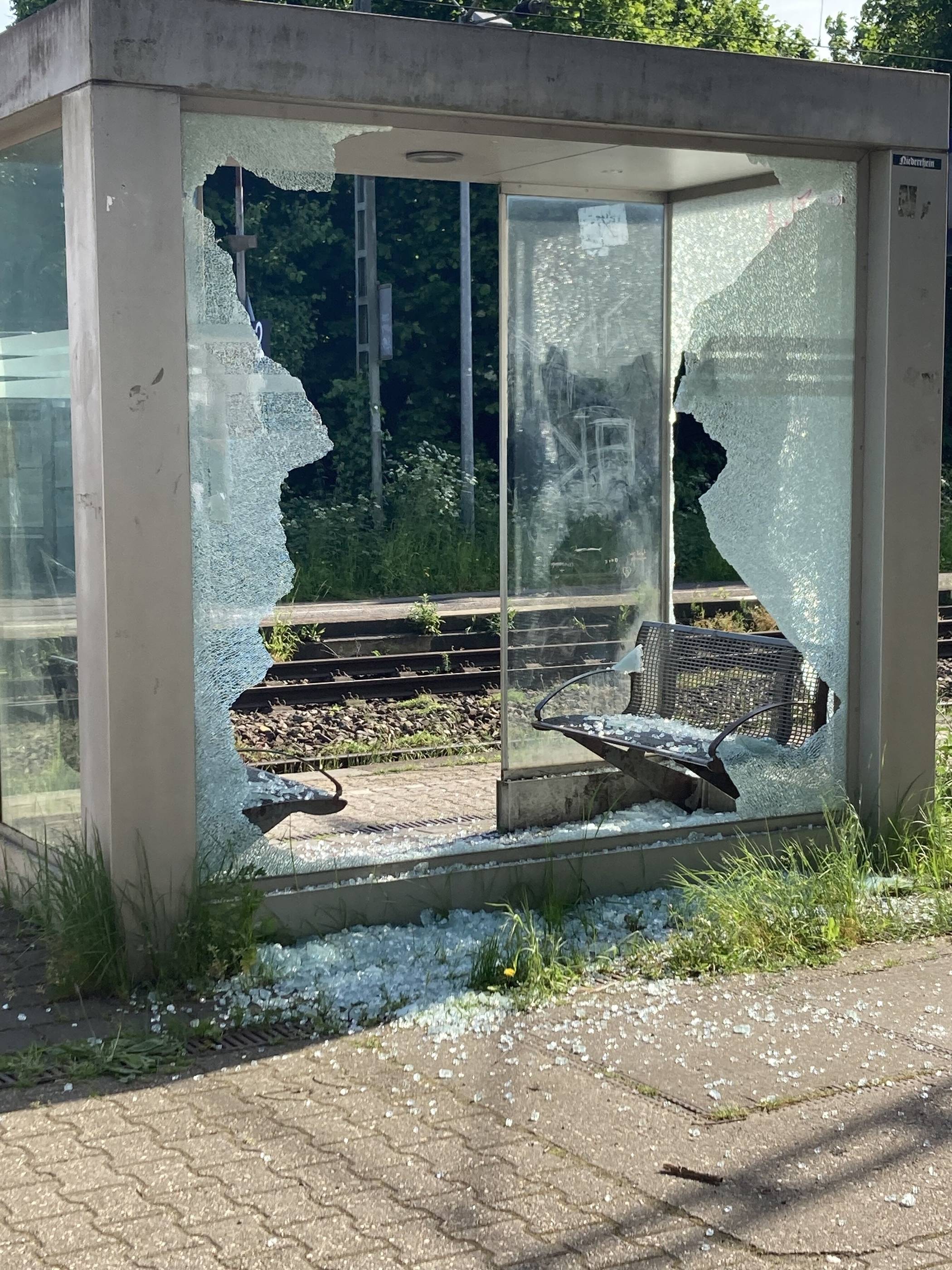 Die zerstörte Bushaltestelle am Bahnhof.