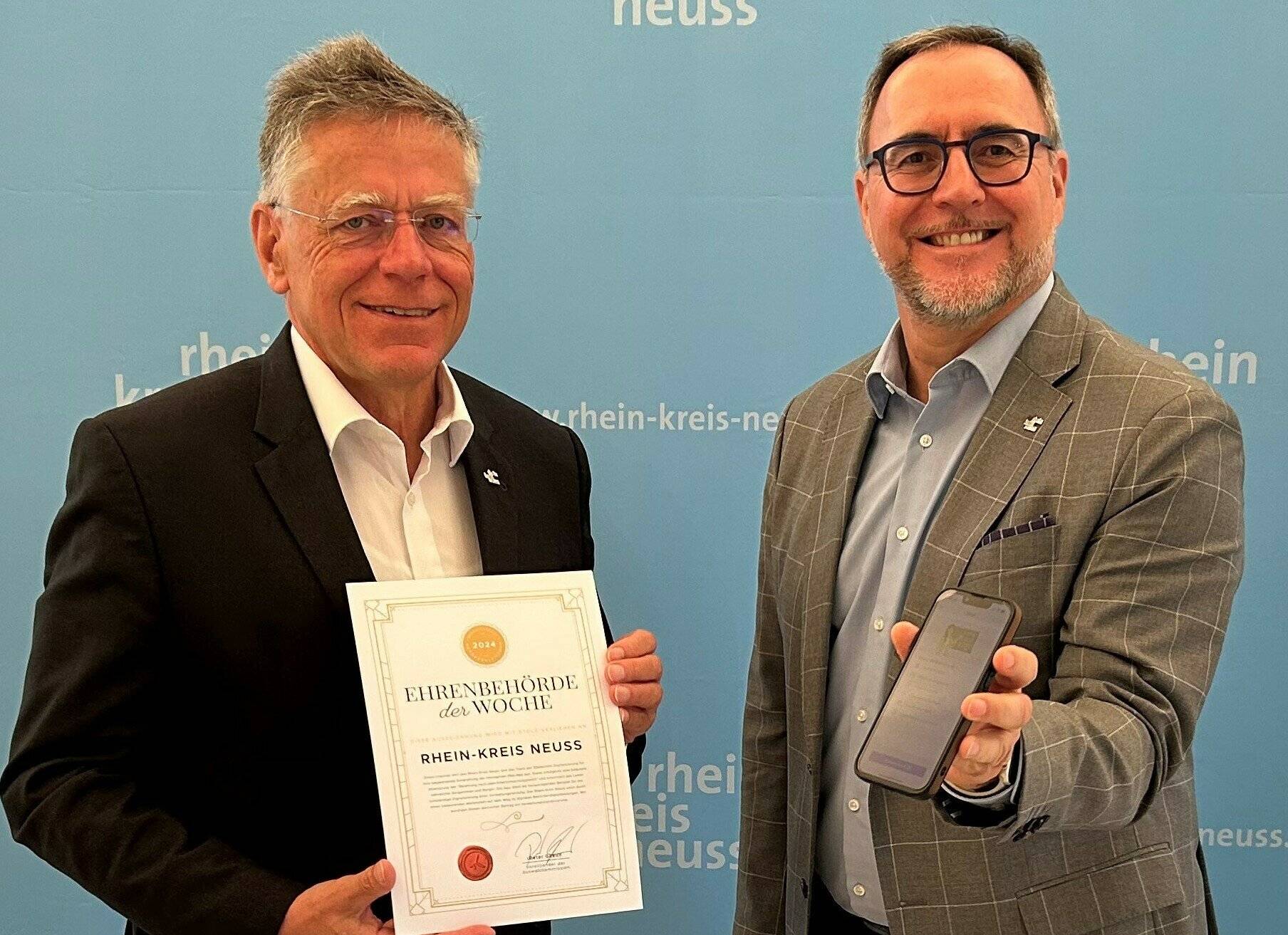  Freude über die Auszeichnung: Landrat Hans-Jürgen Petrauschke (links) und IT-Dezernent Harald Vieten. 