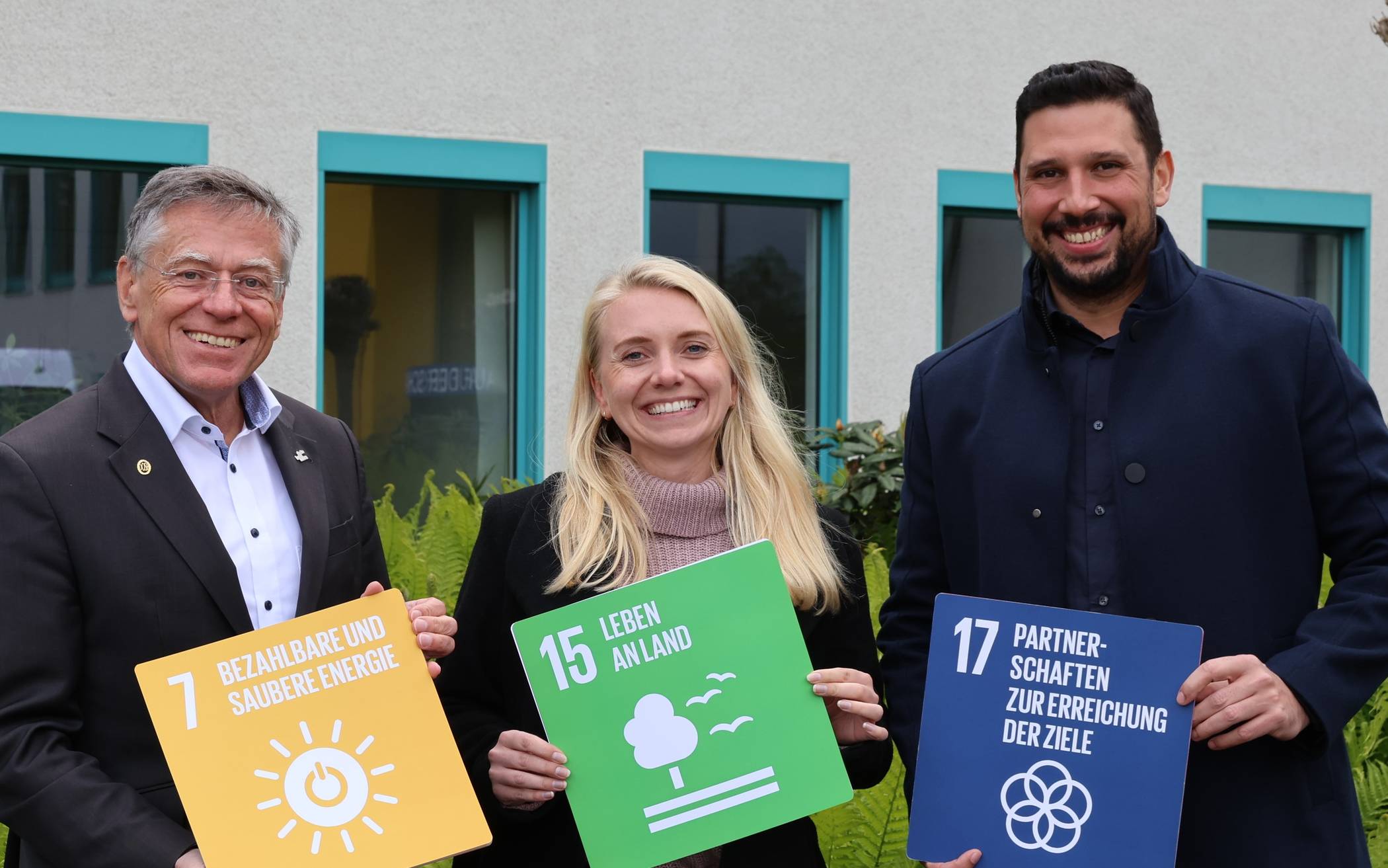Landrat Hans-Jürgen Petrauschke und Thiago de Carvalho Zakrzewski, Beauftragter für Klimaschutz und Nachhaltigkeit des Kreises (rechts), begrüßten Nachhaltigkeitsmanagerin Aileen Wichmann.