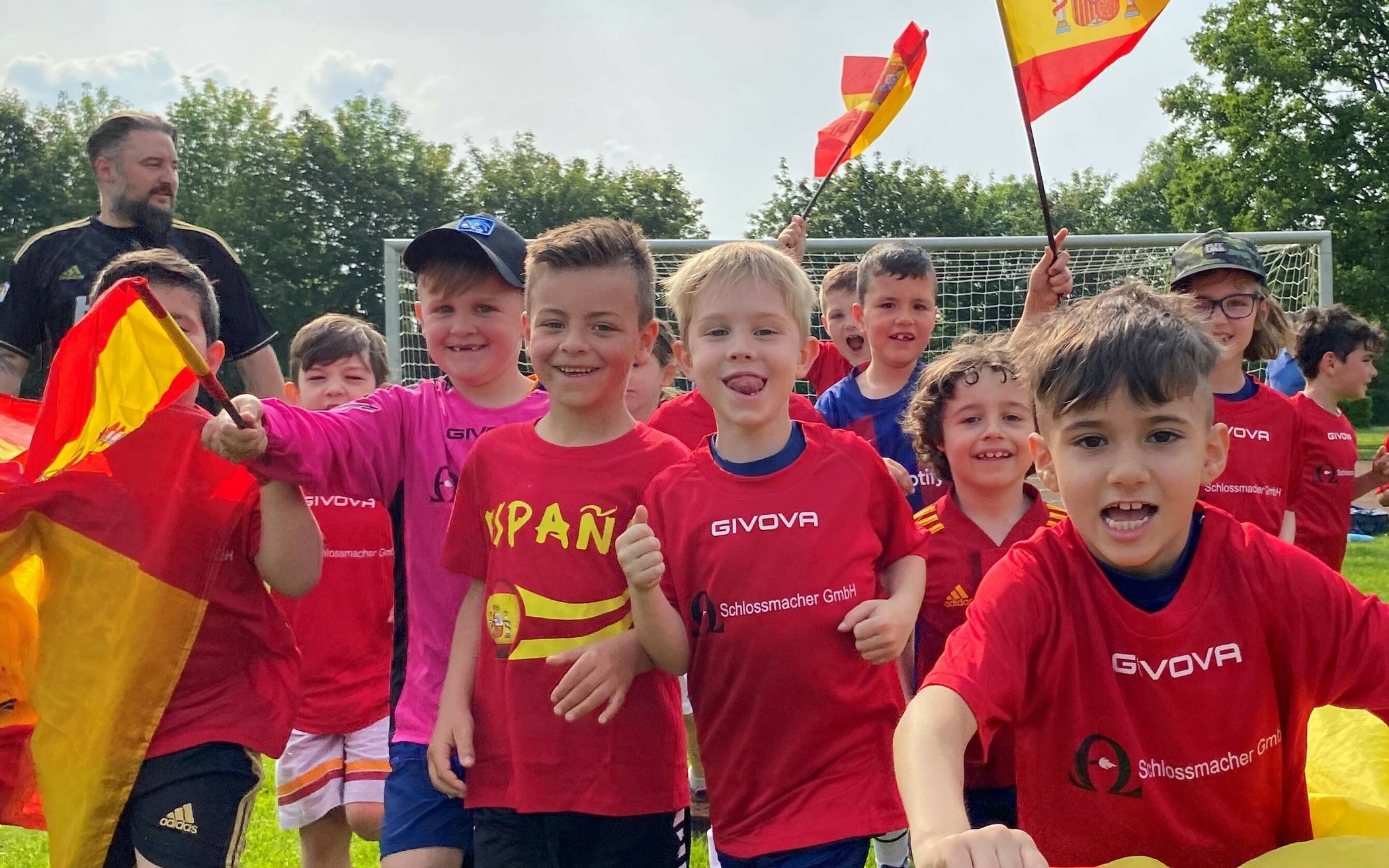  Olé, olé, olé! Schon bei der Trikotübergabe kam beste spanische Stimmung auf: Fahnen wehten und die kleinen Kicker wurden schnell zu mutigen Matadores. Sponsor Jens Schmelzing von der „Schlossmacher GmbH“ war jetzt eigens in Gustorf, um die Trikots an „seine“ Mannschaft zu übergeben. Die nebenstehenden Fotos beweisen, dass der Sponsor nicht nur jede Menge Spaß hatte, sondern auch bei der Mannschaft bestens ankam. Und auch für den 8. Juni hat sich Schmelzing so einiges für seine Mannschaft vorgenommen! 