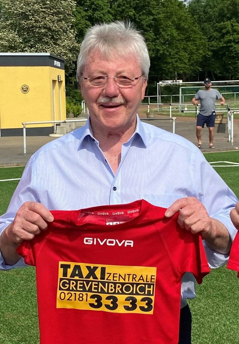 Adi Rath von der „Taxizentrale Grevenbroich“ kam gerne wieder zur Trikot-Übergabe auf den Kapellener Sportplatz.   