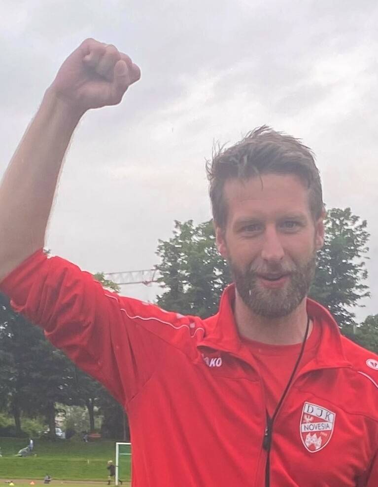 Trainer Georg Albers, der zusammen mit Albert Sailer und Fabian Einsle die Bambini der DJK 1919 „Novesia“ Neuss führt, umreißt die Leitlinien klar: „Grundsätzlich ist es uns Trainern wichtig, dass die Kinder Spaß am Fußball und Mannschaftssport haben. Zusätzlich ist es uns ein Anliegen, den Kindern die ersten Grundkenntnisse und Techniken beizubringen.“ In seiner Mannschaft macht auch ein Kind aus dem Geburtsjahr 2016 mit. Die Hintergründe erfahren Sie im nebenstehenden Bericht über die Bambini der DJK 1919 „Novesia“ Neuss.