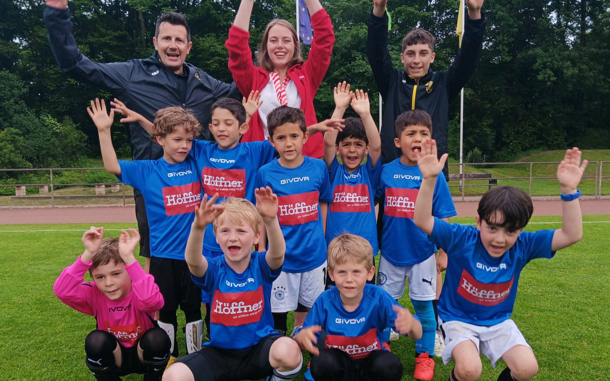Alina Kairies, Marketingleitung von „Möbel Höffner“, war bei der Trikot-Übergabe in Rosellen natürlich mit von der Partie.