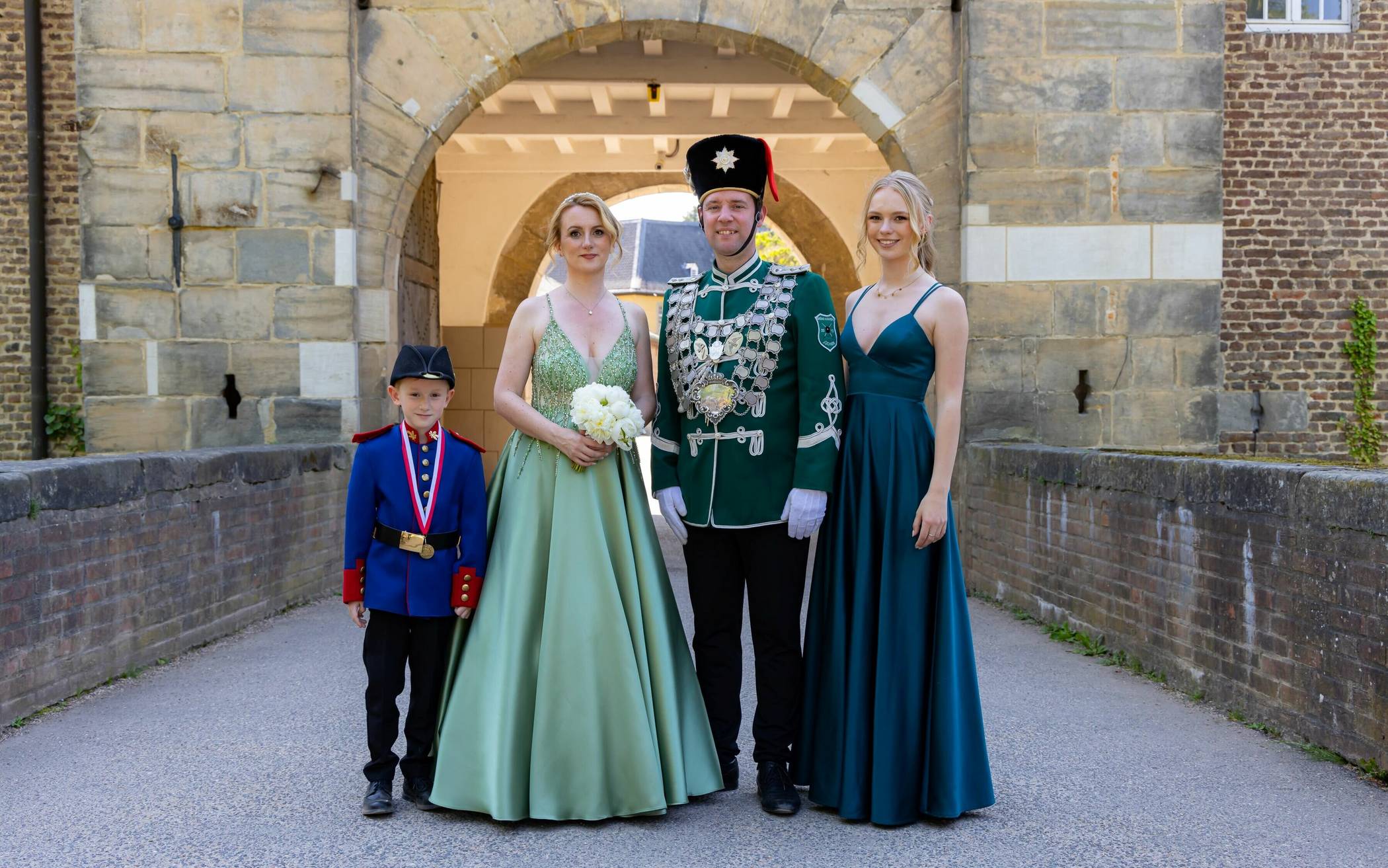  Das Jüchener Königspaar Jens und Jaqueline Reipen mit den Kindern Joshua und Jona.  