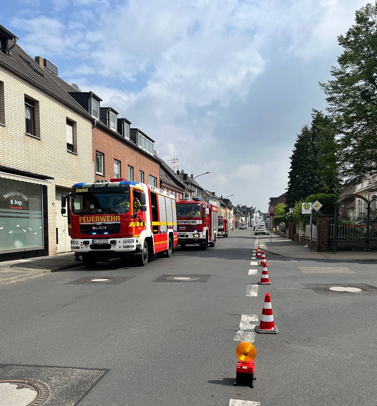 Feuerwehr löscht Brand in Elektrounterverteilung in Wevelinghoven