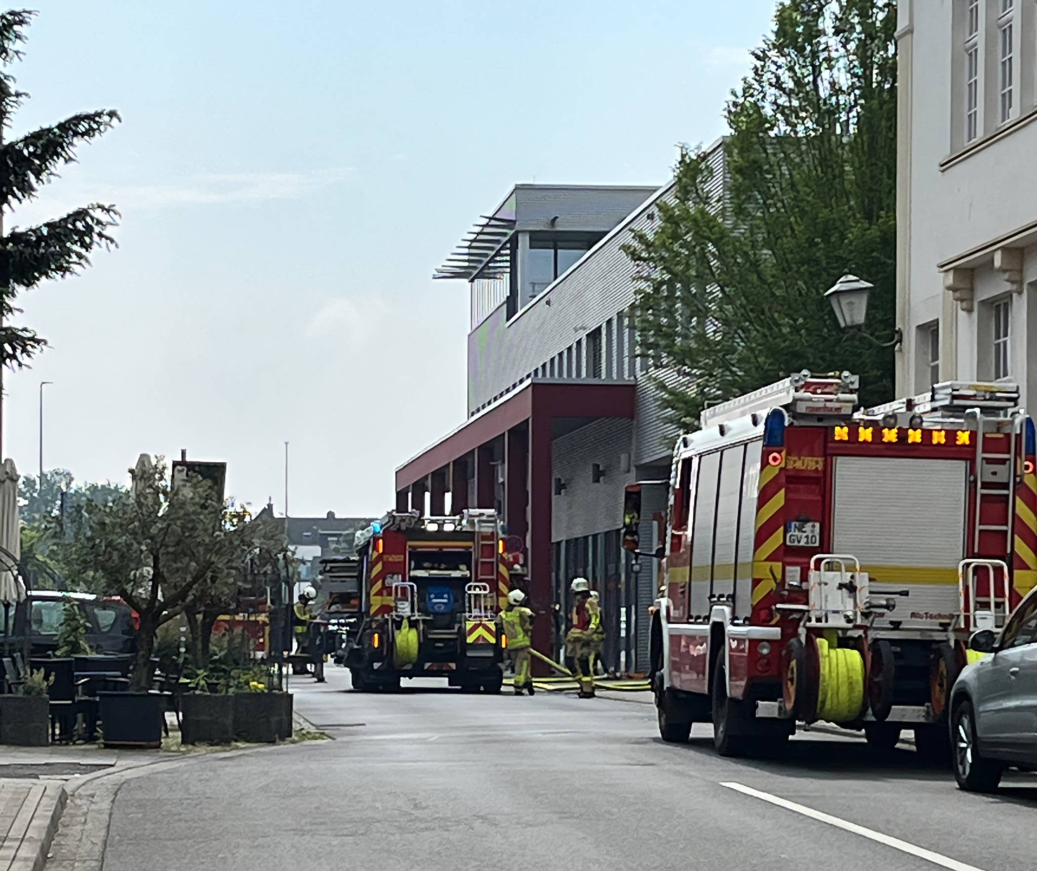 Feuerwehr löscht Brand in Elektrounterverteilung in Wevelinghoven