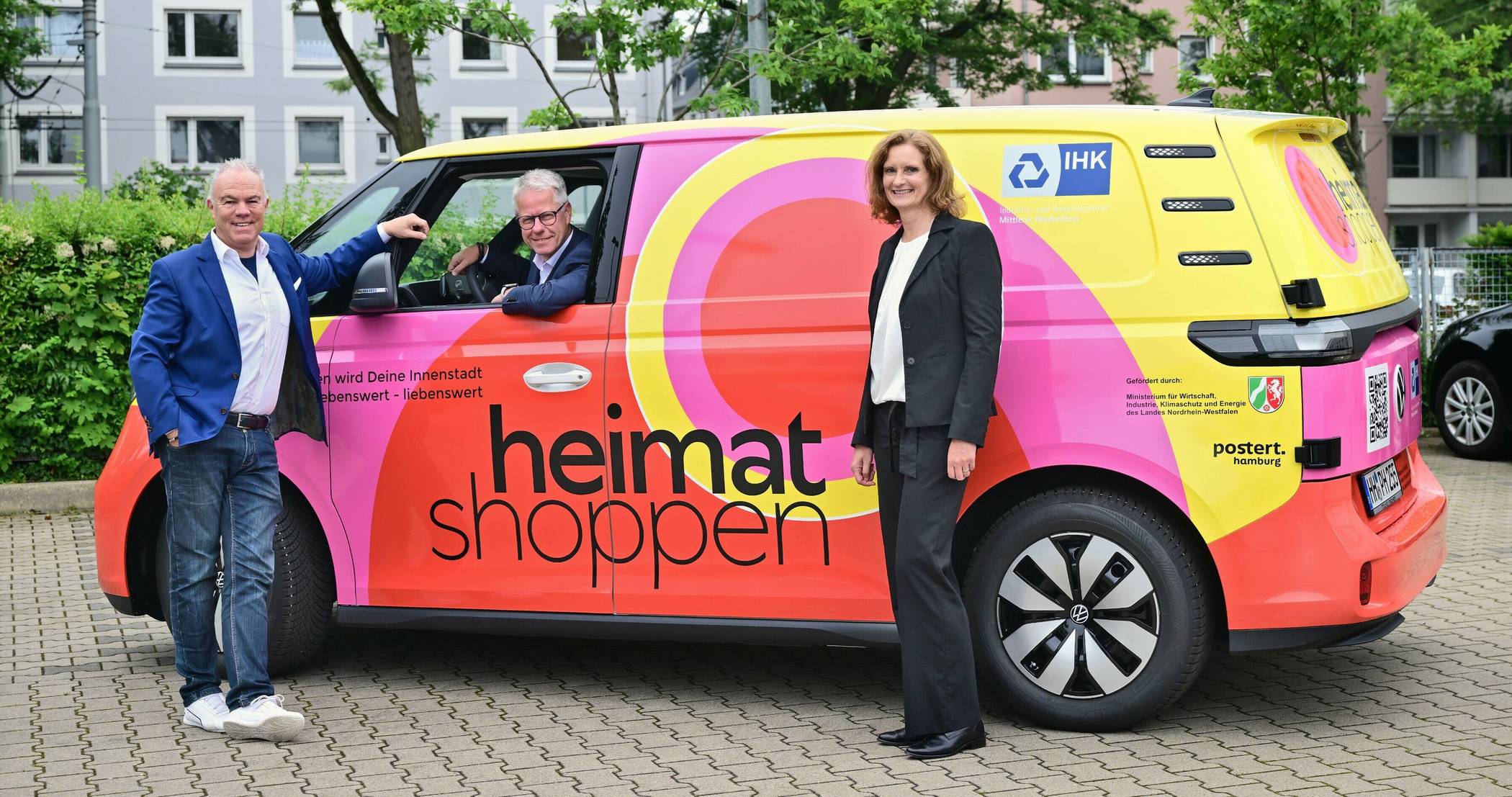 IHK-Vizepräsident Rainer Höppner (links), IHK-Hauptgeschäftsführer Jürgen Steinmetz und IHK-Beraterin Birgit Terschluse stellten die Kampagne „Heimat shoppen_reloaded“ vor, zu der auch ein gebrandeter Bus gehört.