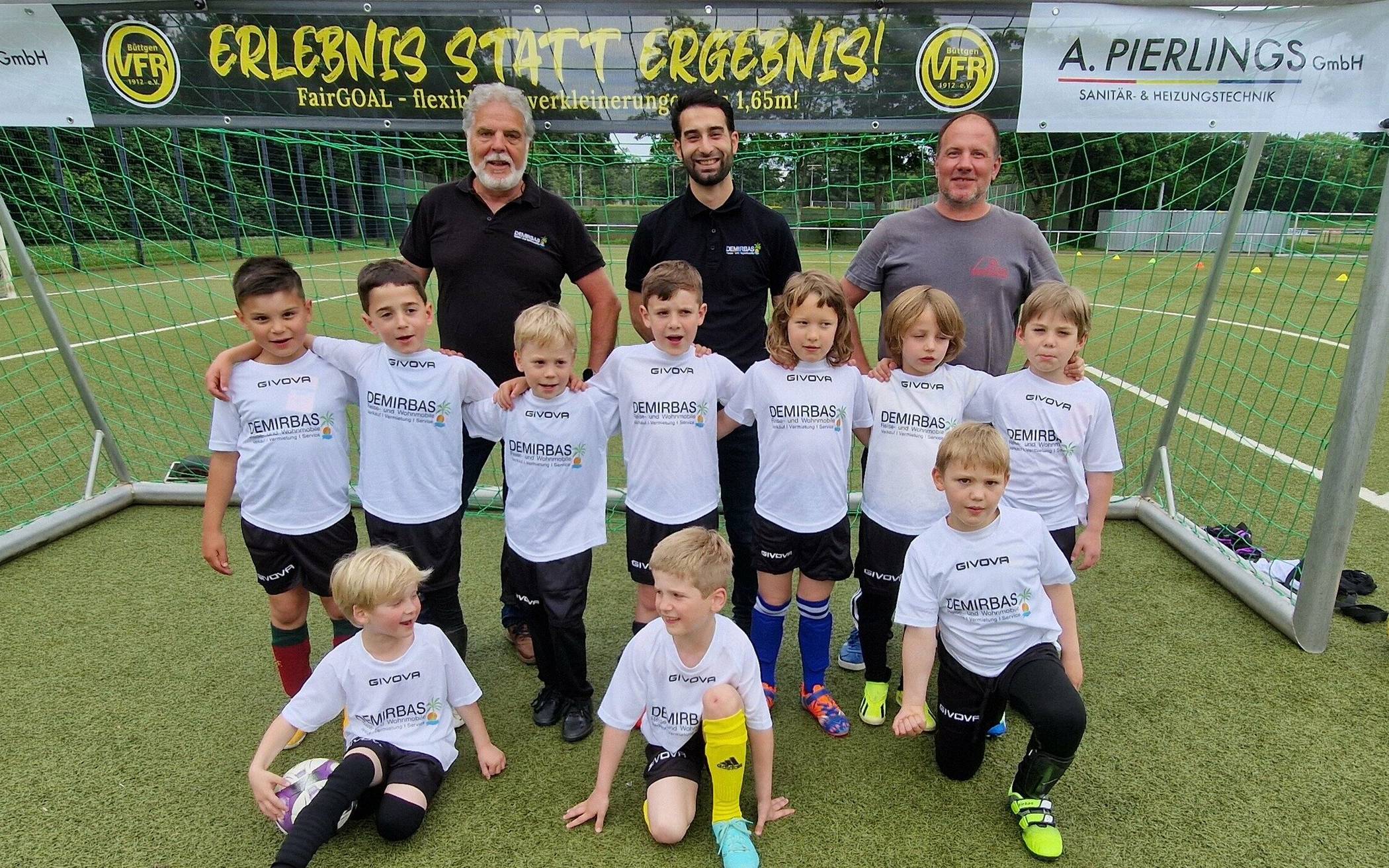 Das VfR Büttgen 1 mit Trainern und Sponsoren darf für die deutsche Nationalmannschaft auf- und einlaufen.  