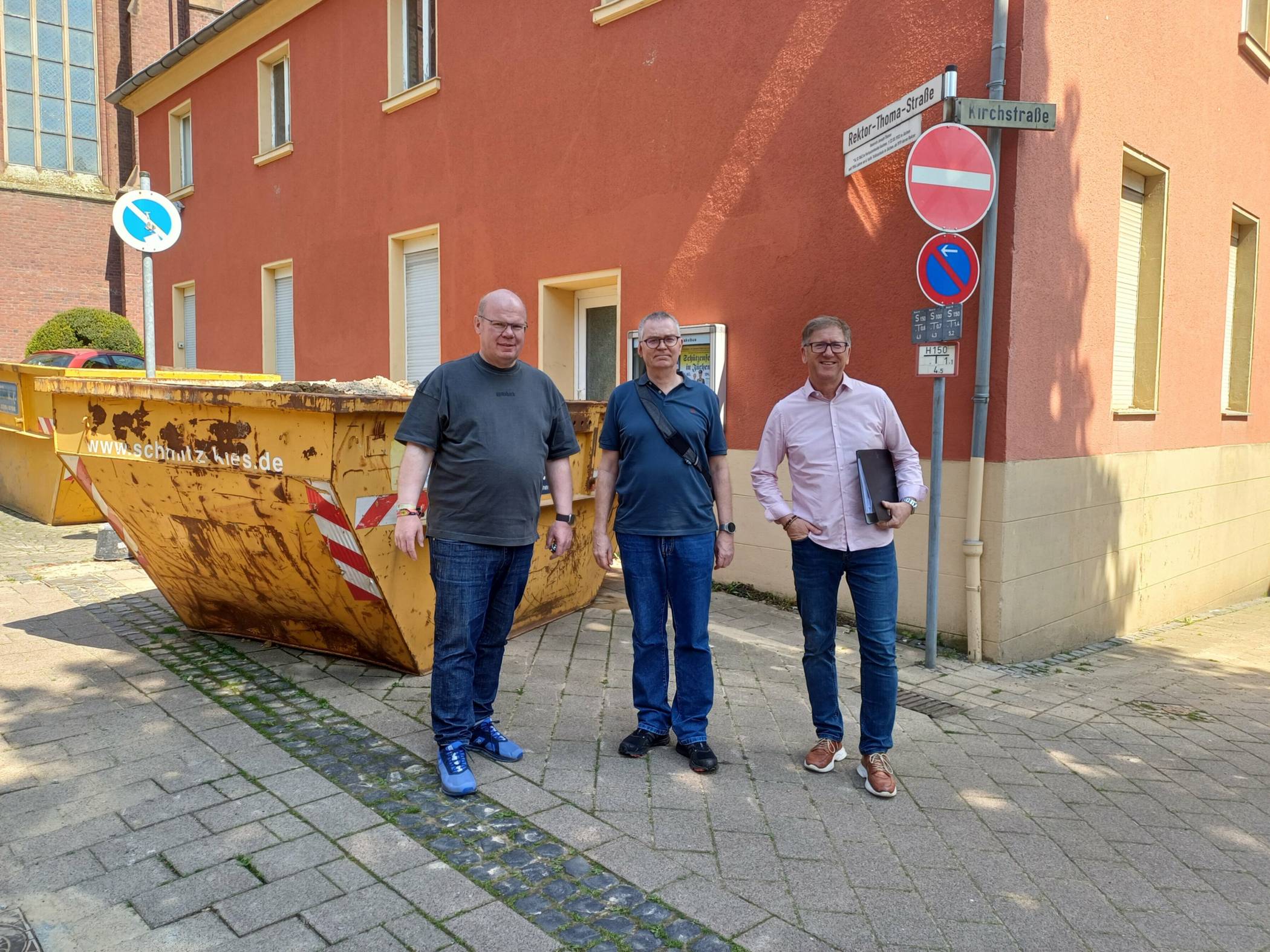 Von links: Pfarrer Ulrich Clancett, Küster Dirk Wendland und Joachim Schreiber von der SJ Projektbau GmbH.  