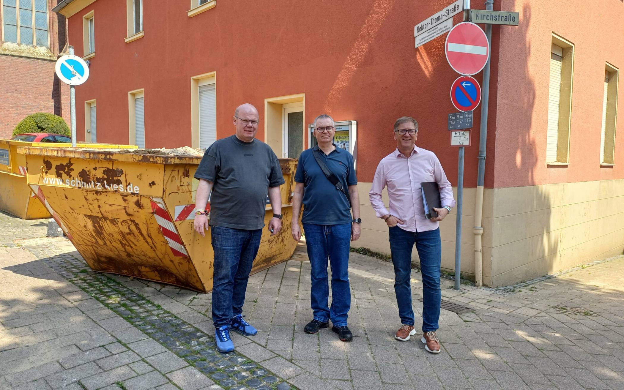 Von links: Pfarrer Ulrich Clancett, Küster