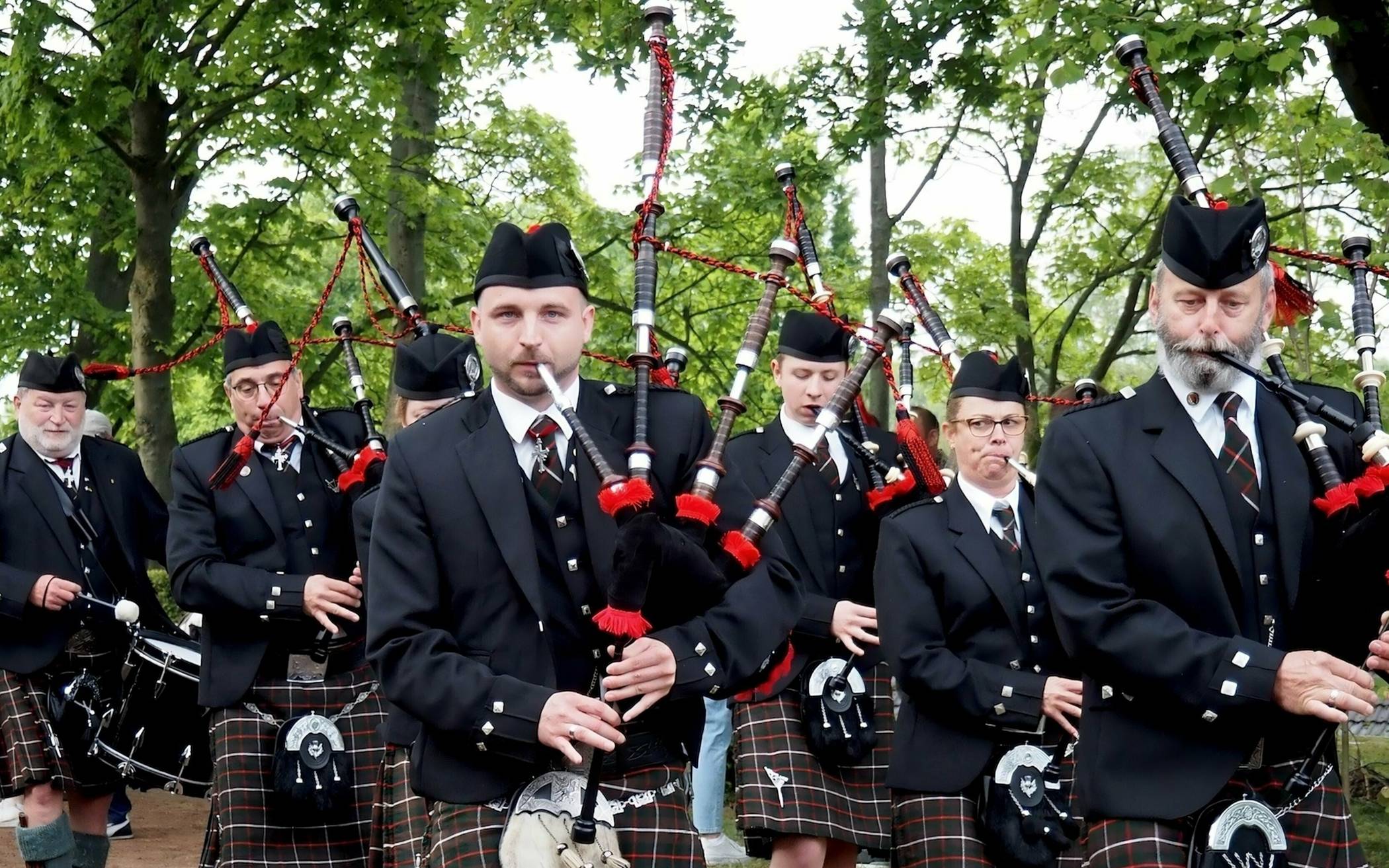 Die „Castle Pipers“ aus Wassenberg spielen beim Biwak auf. 